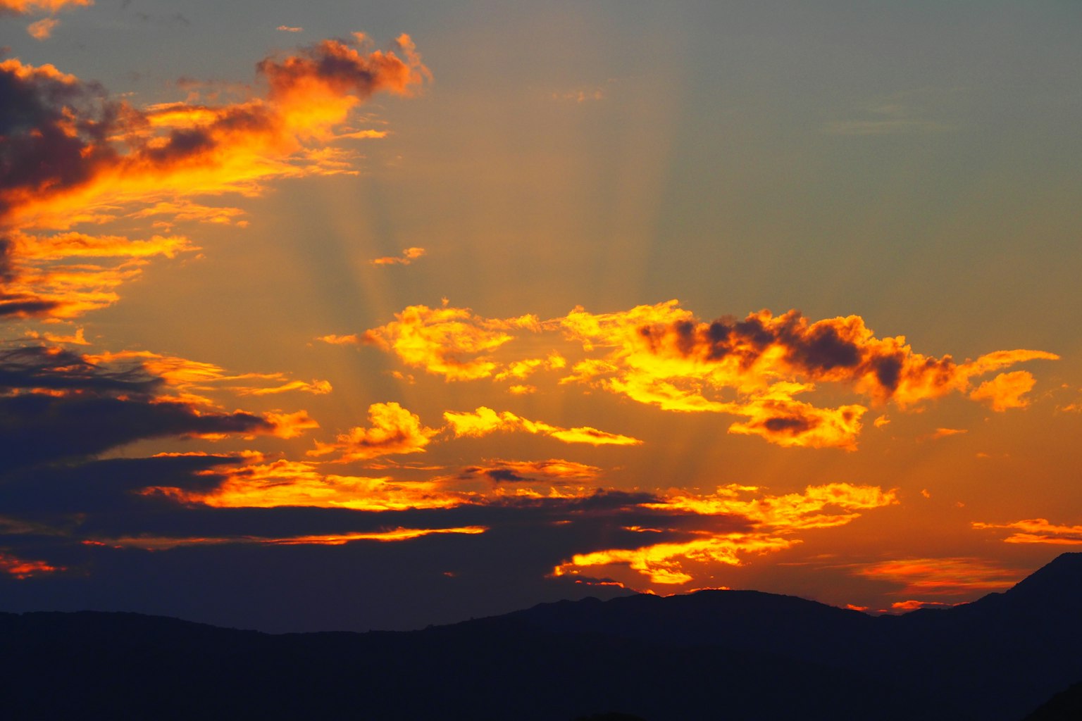 ท้องฟ้าพระอาทิตย์ตกที่สดใสพร้อมเมฆสีส้มและสีเหลือง