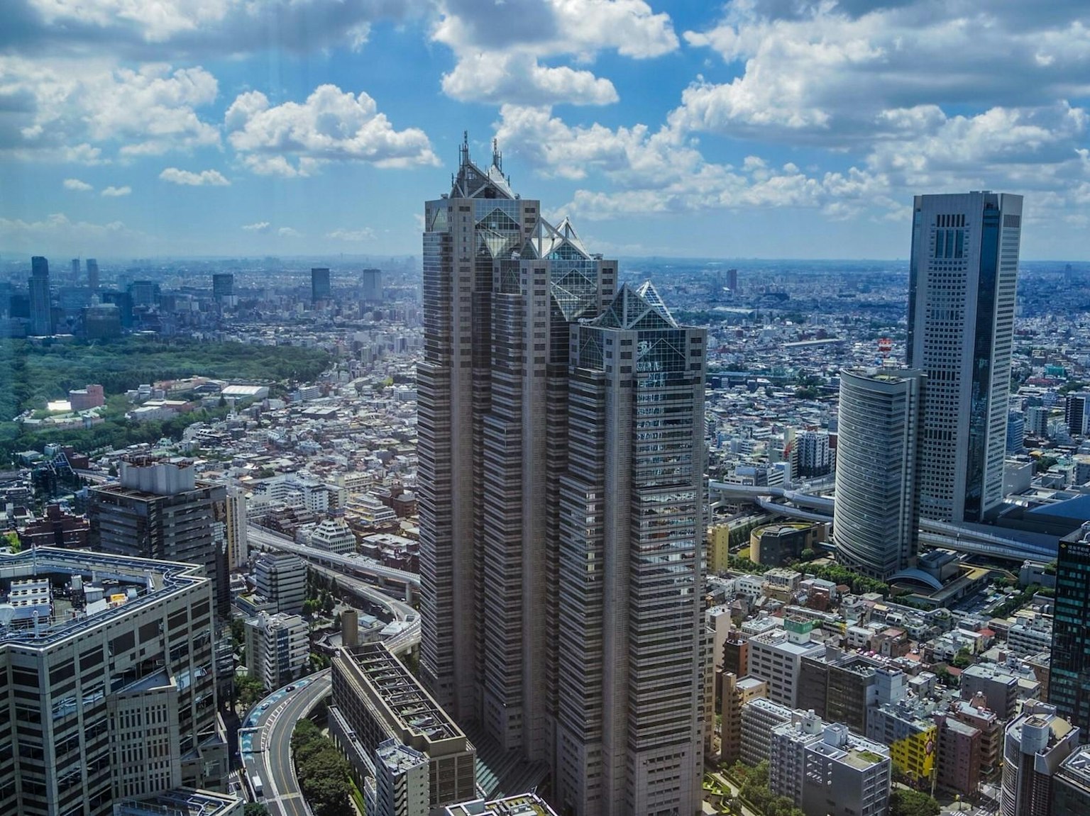 Horizonte de Tokio con rascacielos y cielo azul