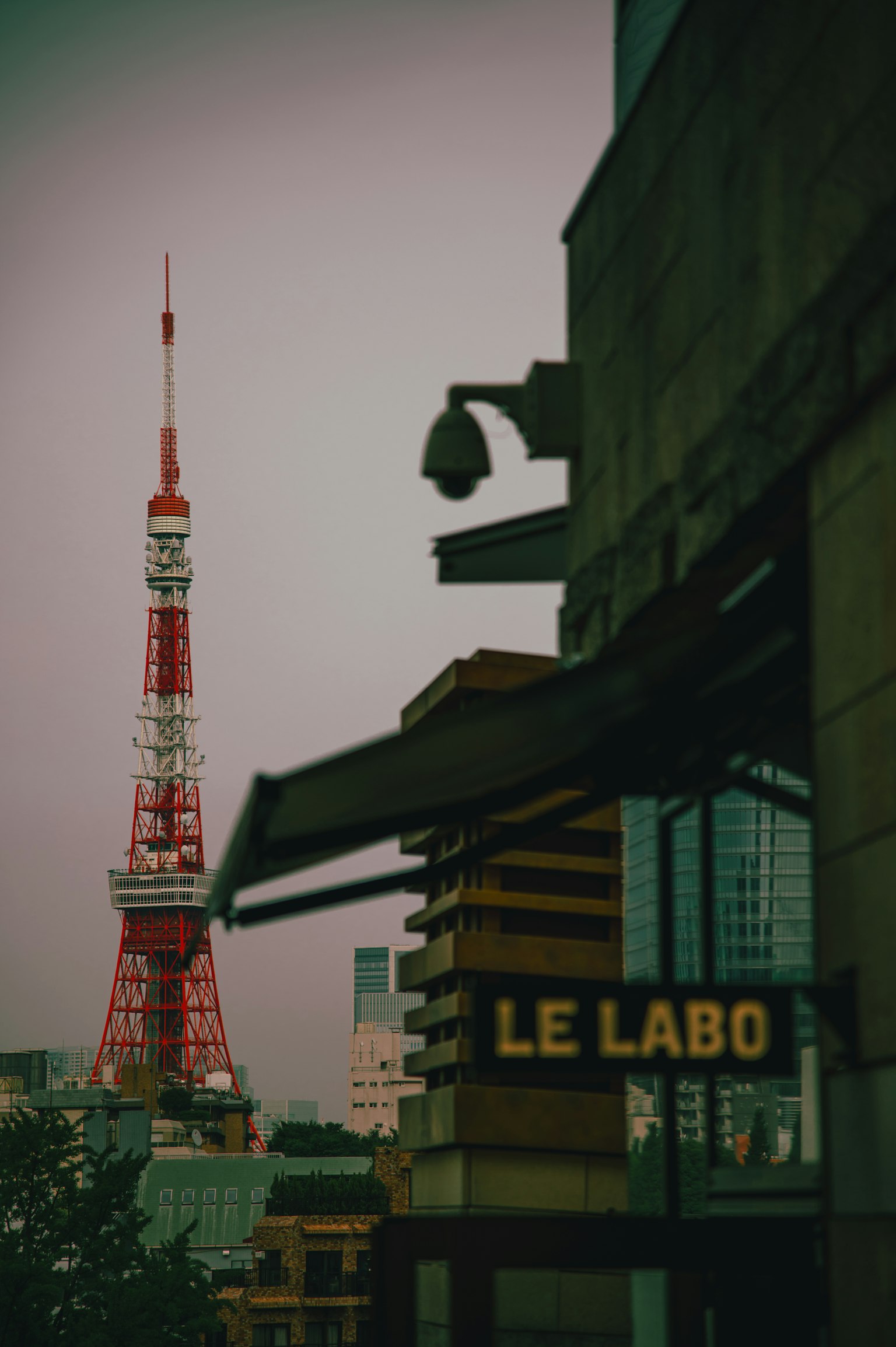 Tháp Tokyo và biển hiệu LE LABO trong cảnh quan thành phố