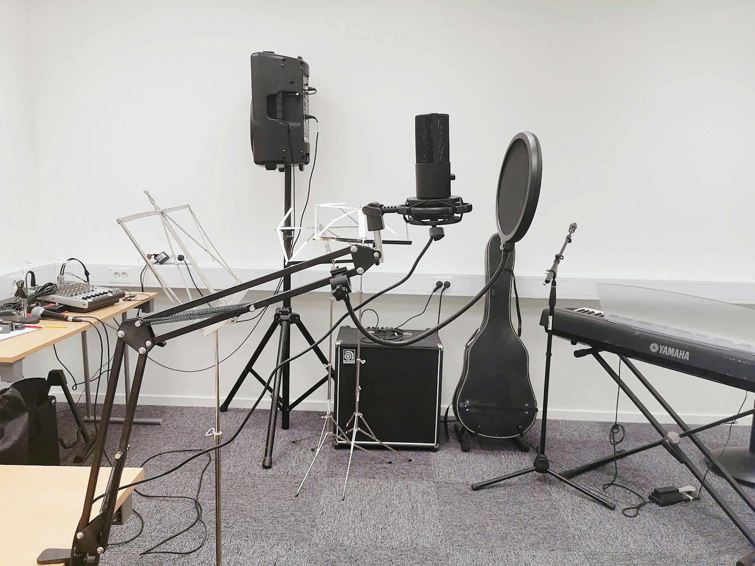 Thiết bị âm nhạc được sắp xếp trong không gian studio có micro và loa