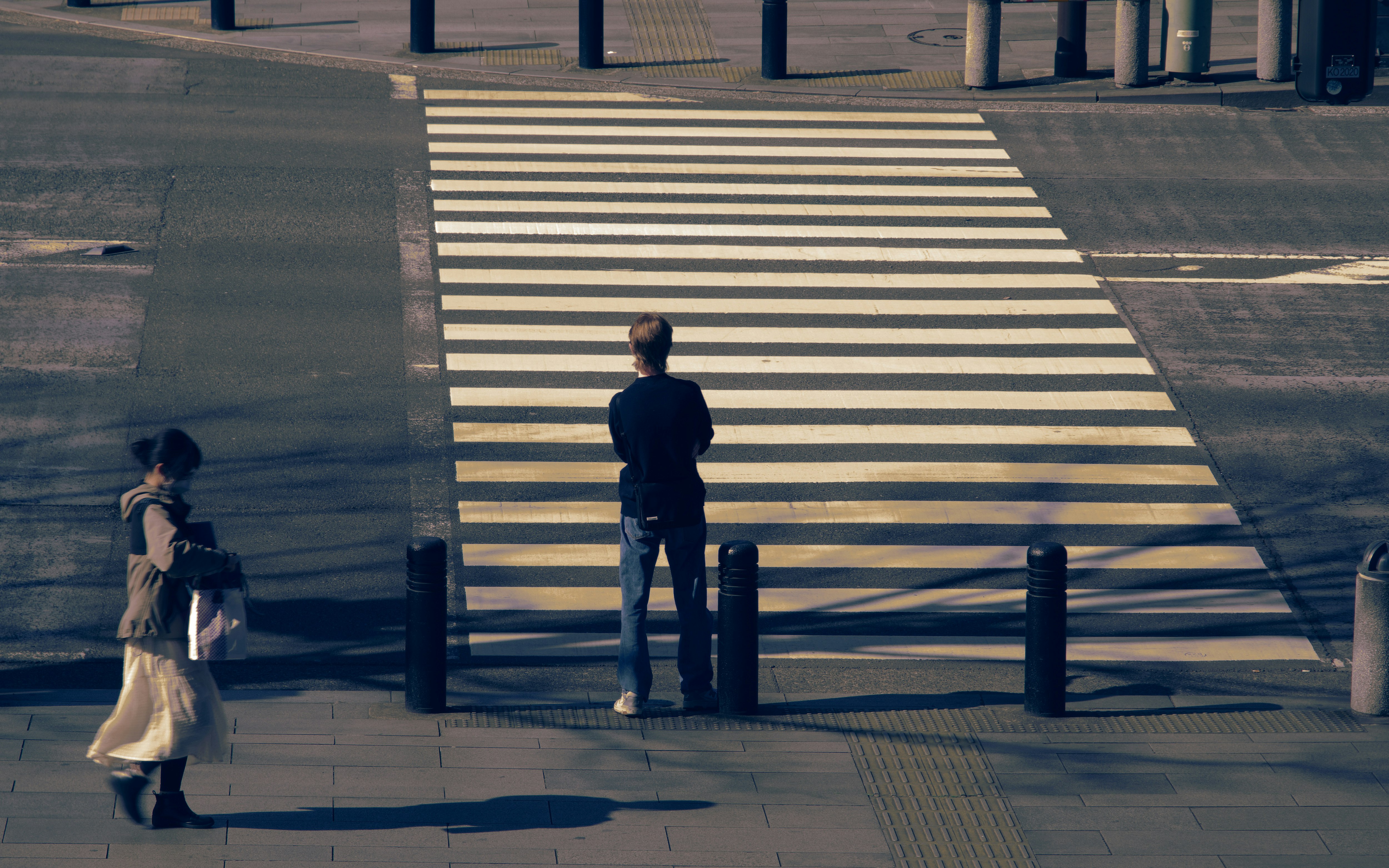 seorang berdiri di zebra cross di Minato Mirai