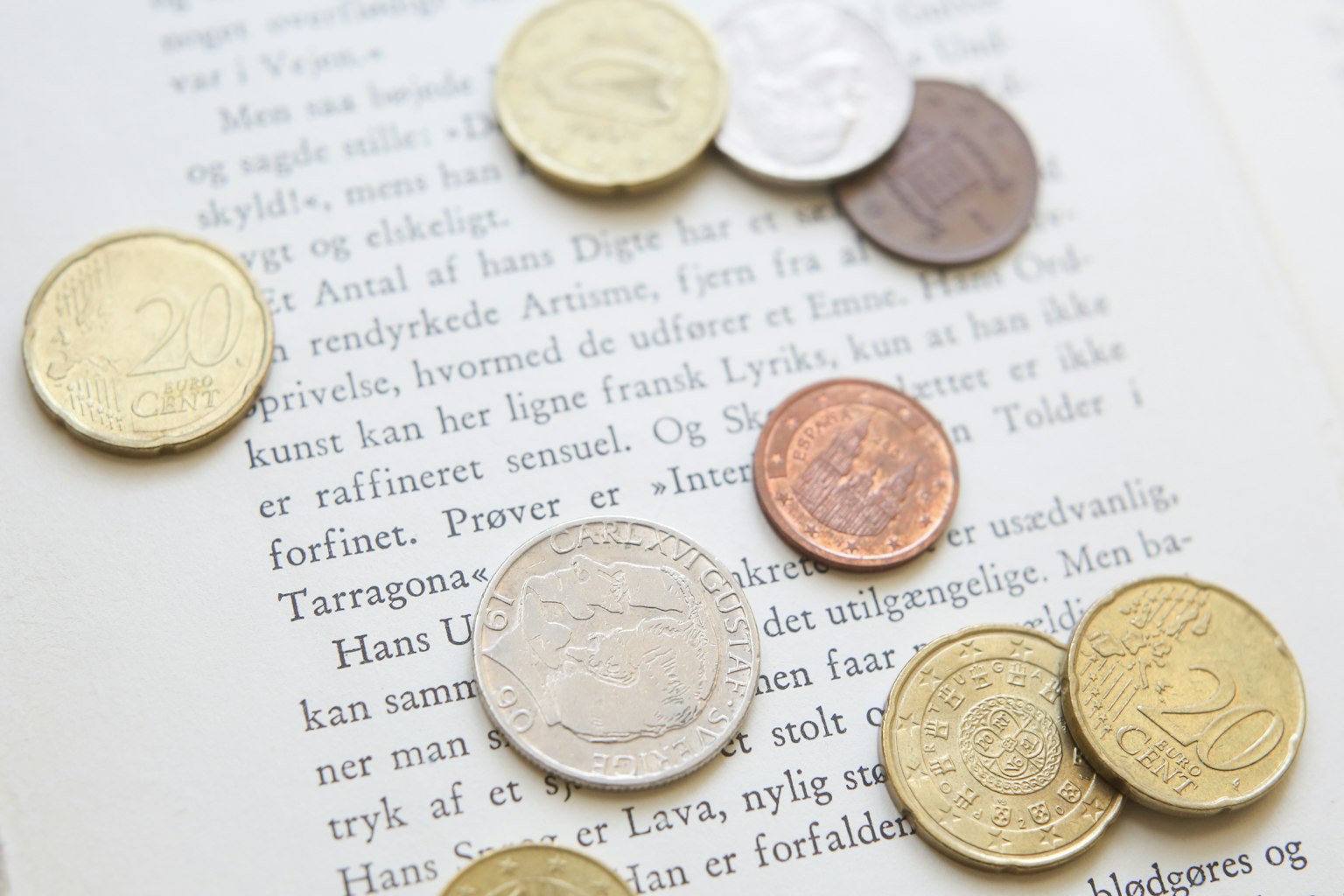 Des pièces éparpillées sur une page de livre