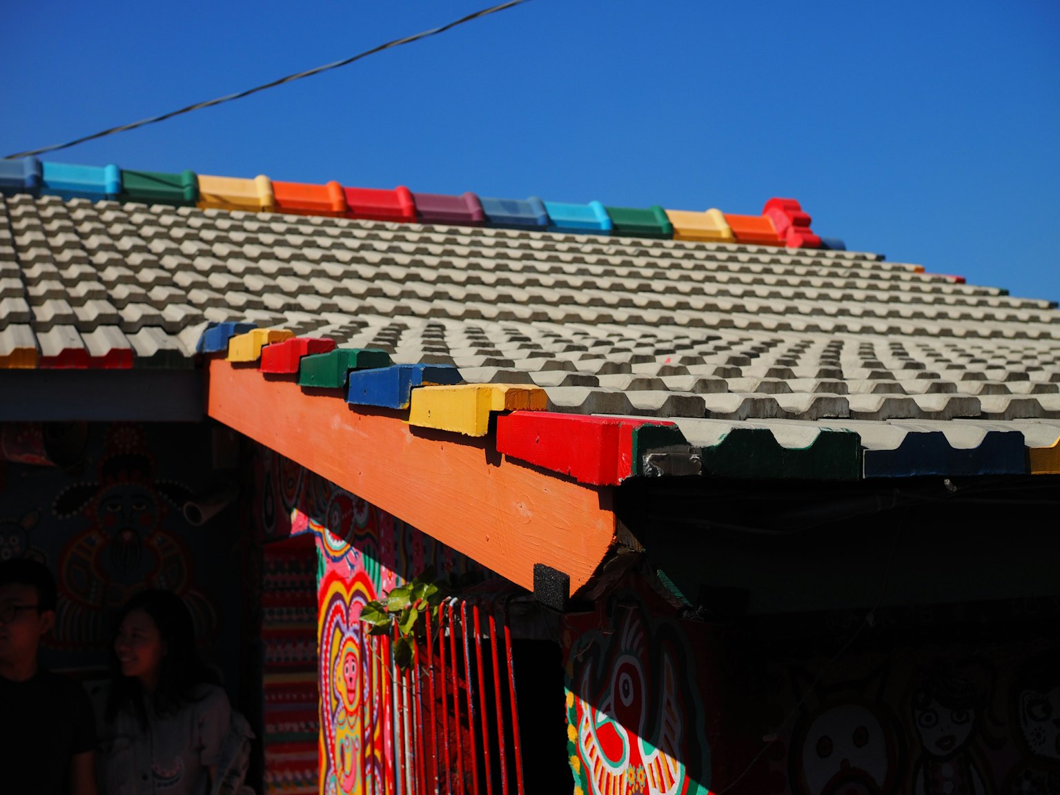 Tegole colorate su un edificio sotto un cielo blu brillante