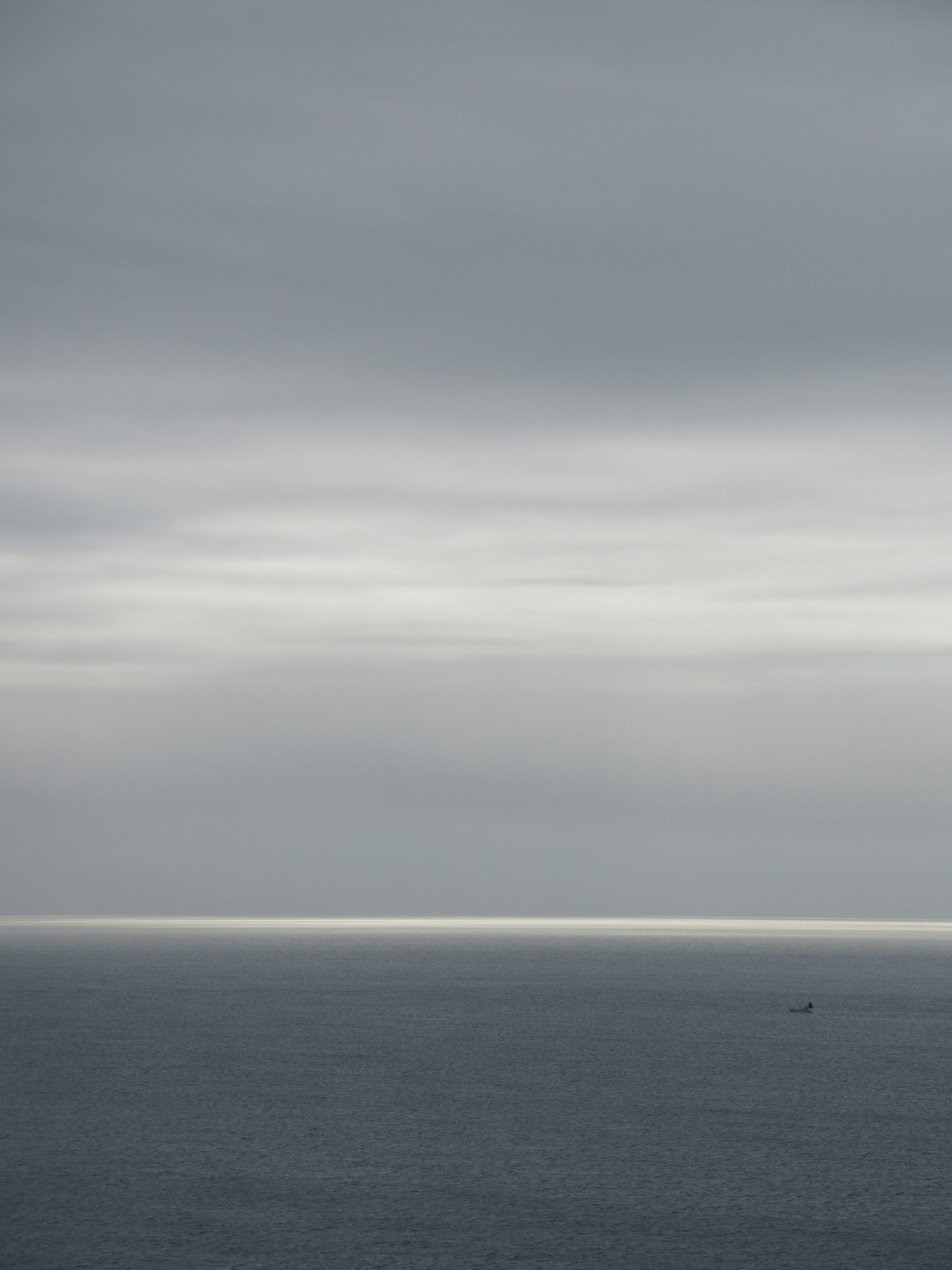 Vista serena dell'oceano sotto un cielo nuvoloso