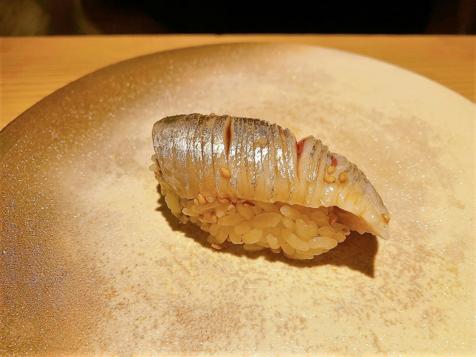 Un morceau de sushi magnifiquement présenté sur une assiette dorée