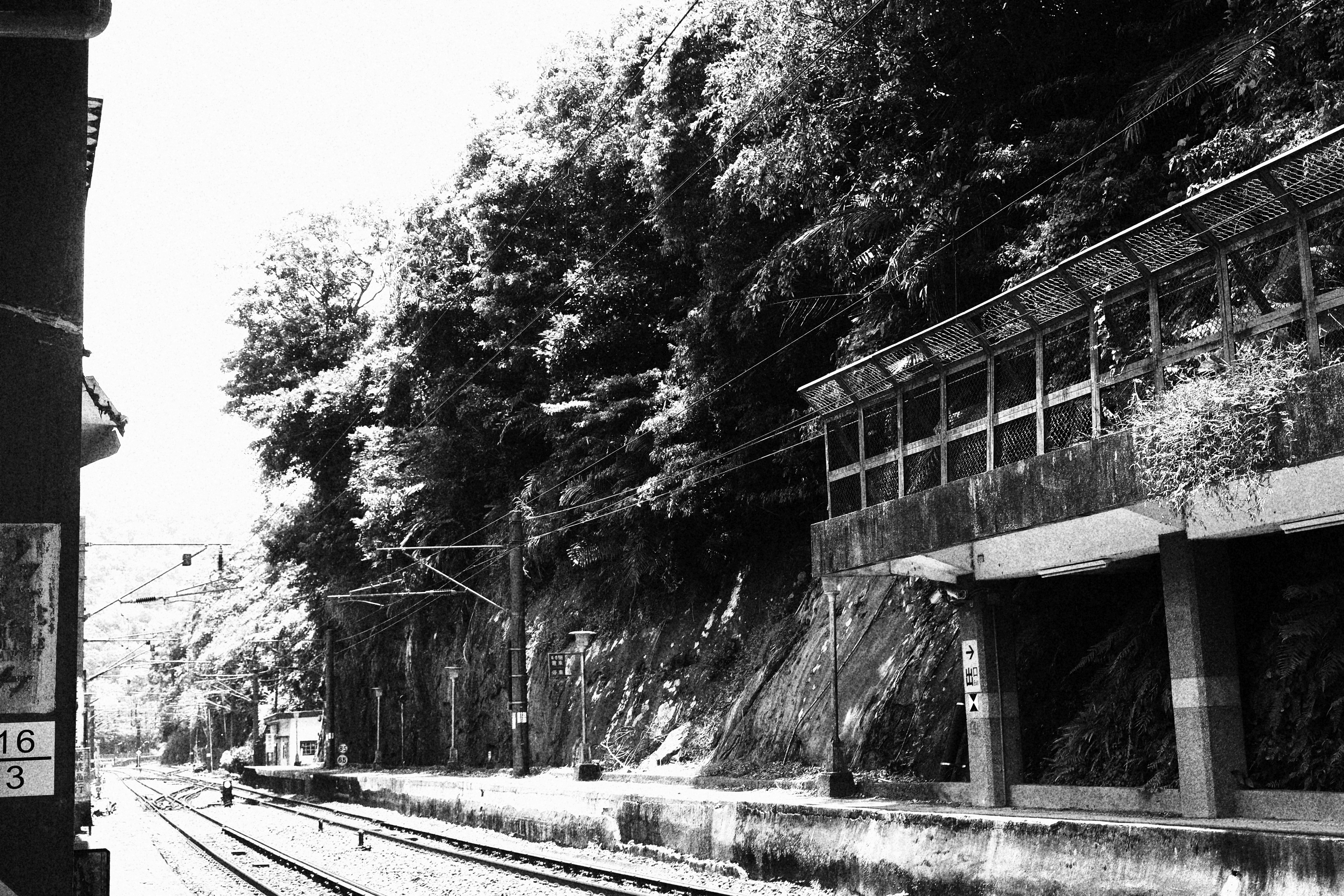 vías de tren nevadas junto a un túnel y una estructura elevada en la ciudad