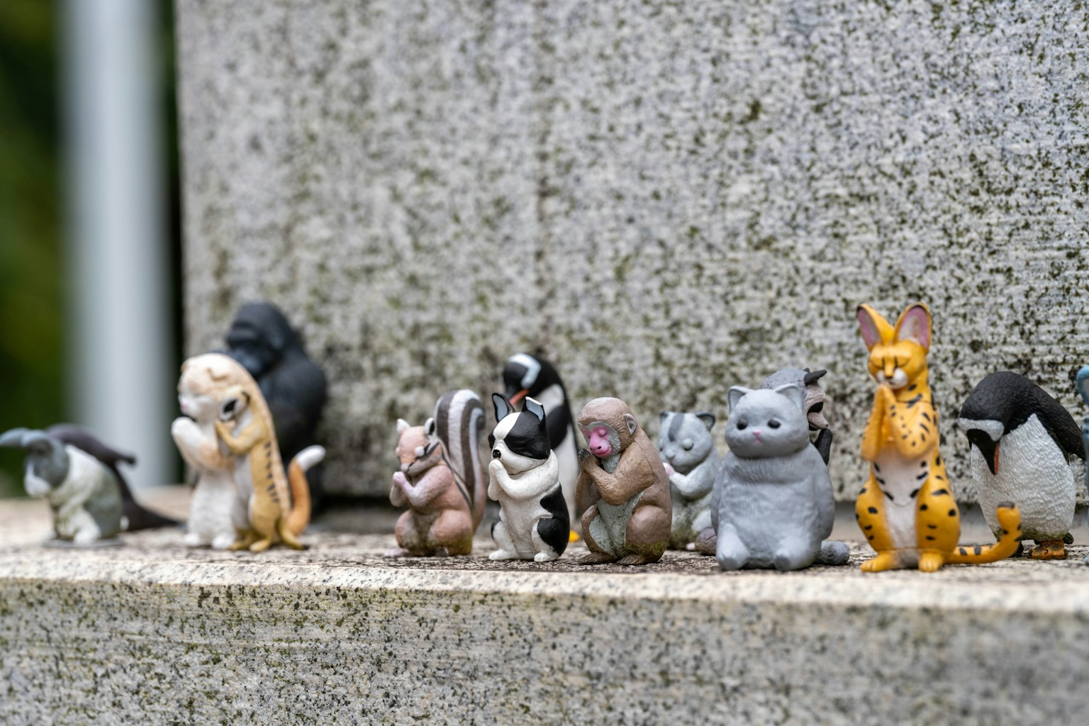 Una fila di figurine di animali carine su una superficie di pietra