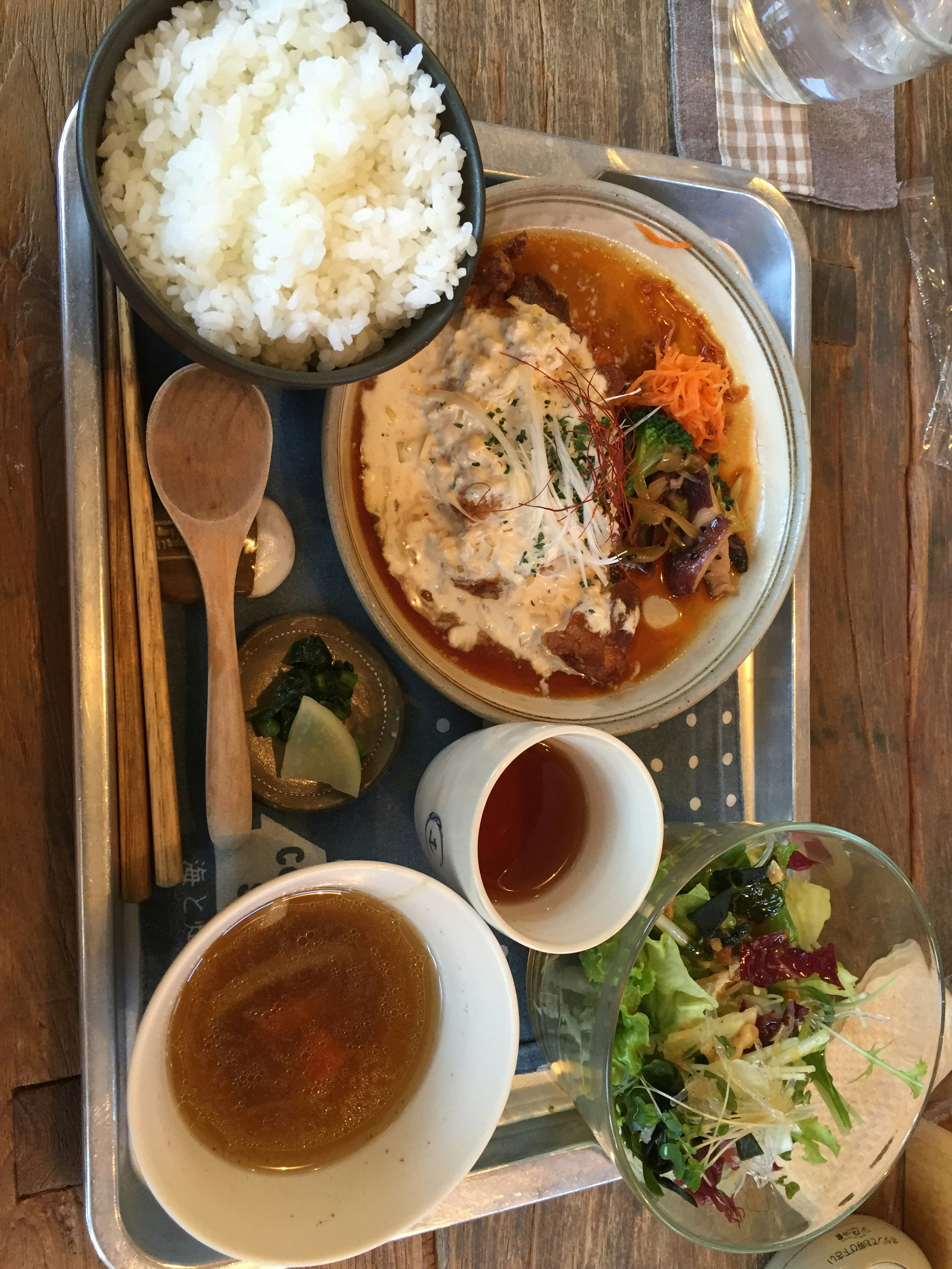 木桌上的汤和米饭套餐