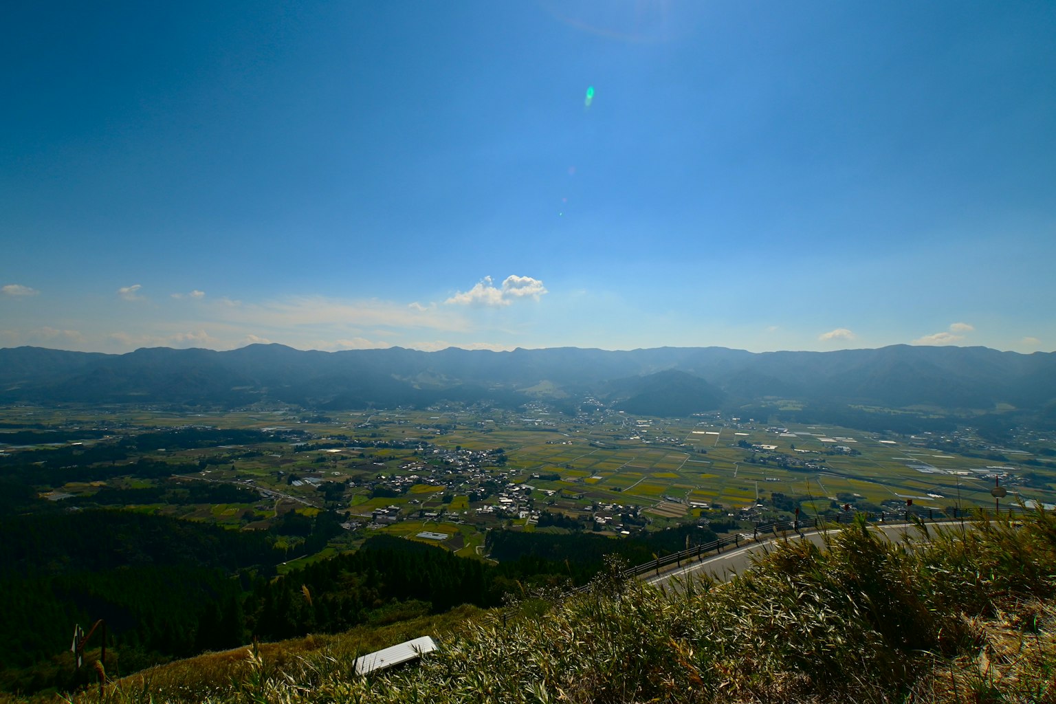 從山頂俯瞰廣闊山谷的風景