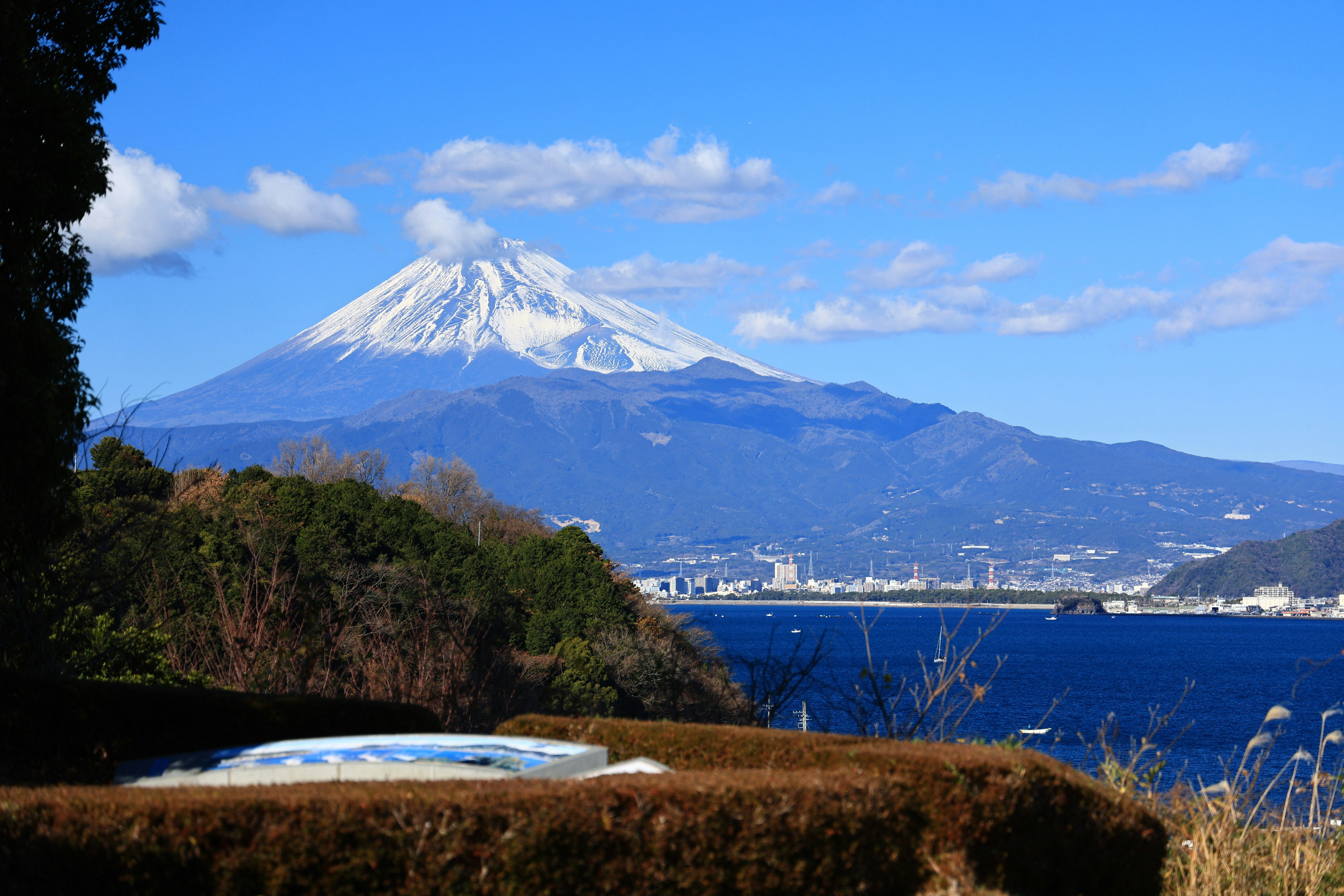 Blick auf den Mount Fuji mit einer Meeresküste