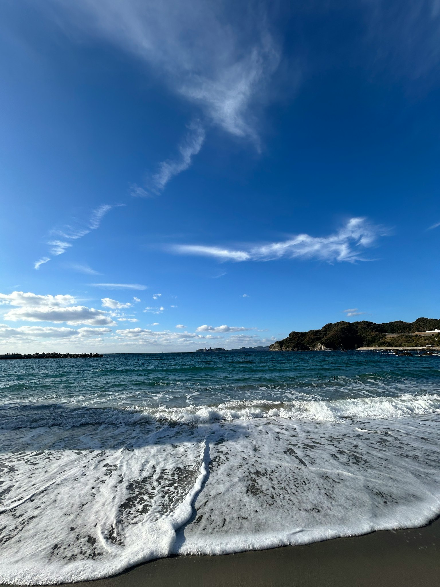 Bella vista costiera con cielo blu e onde che si infrangono