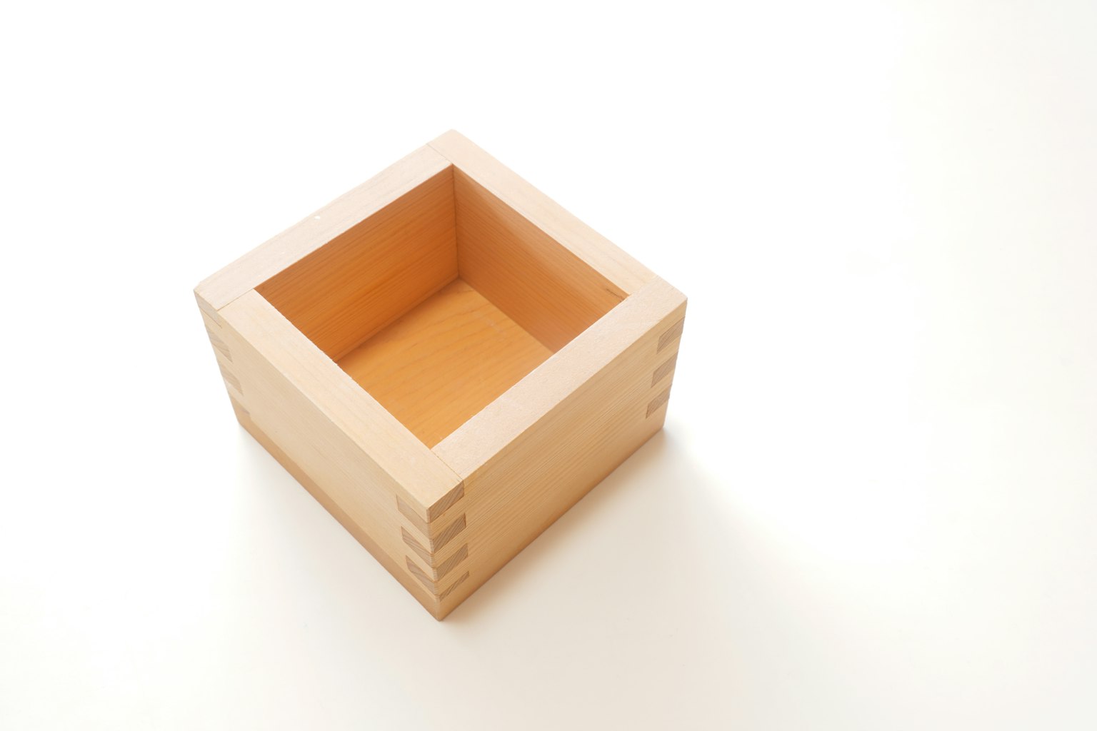 Pequeña caja de madera con interior naranja