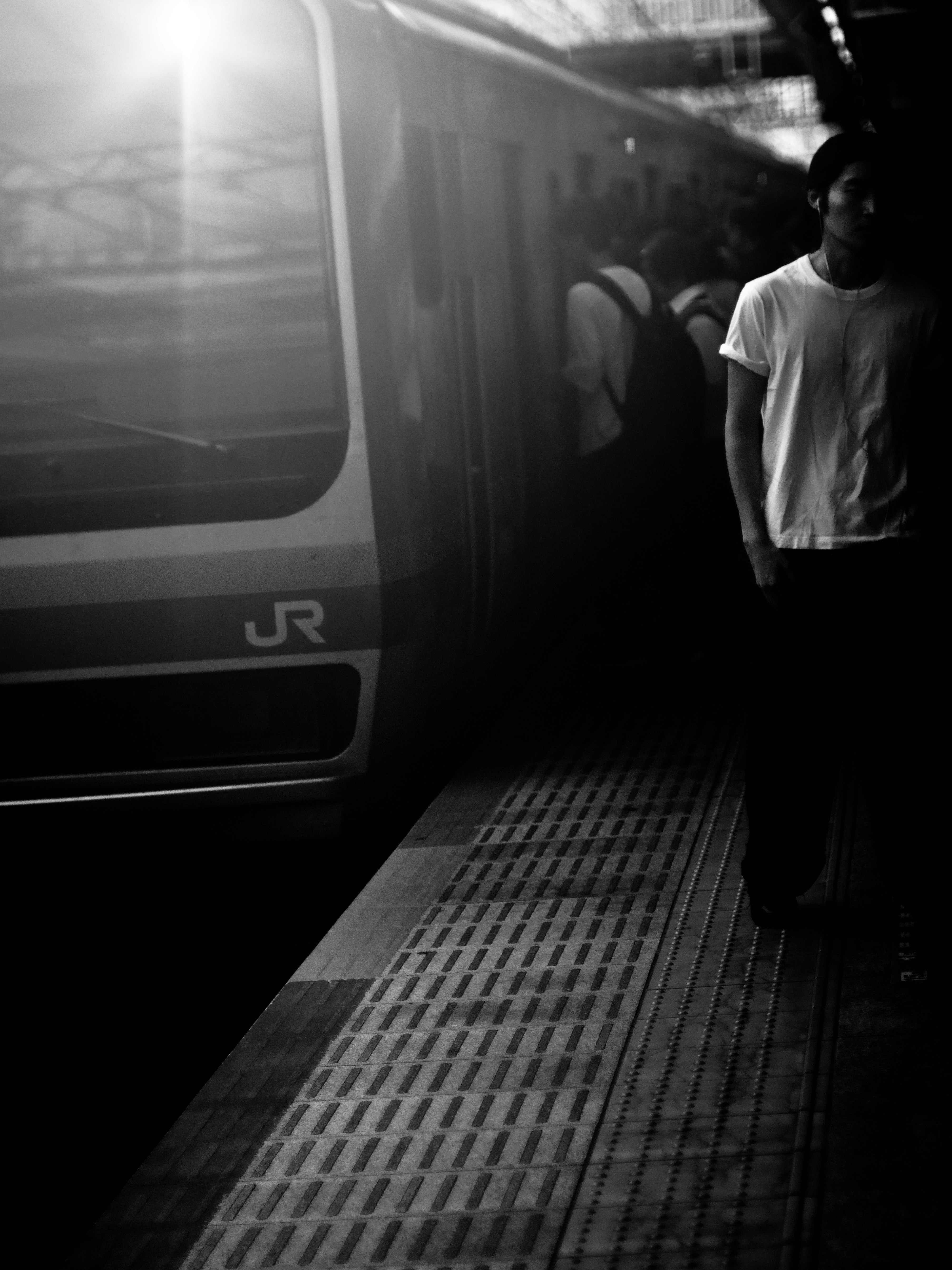 月台上站在火車旁的人