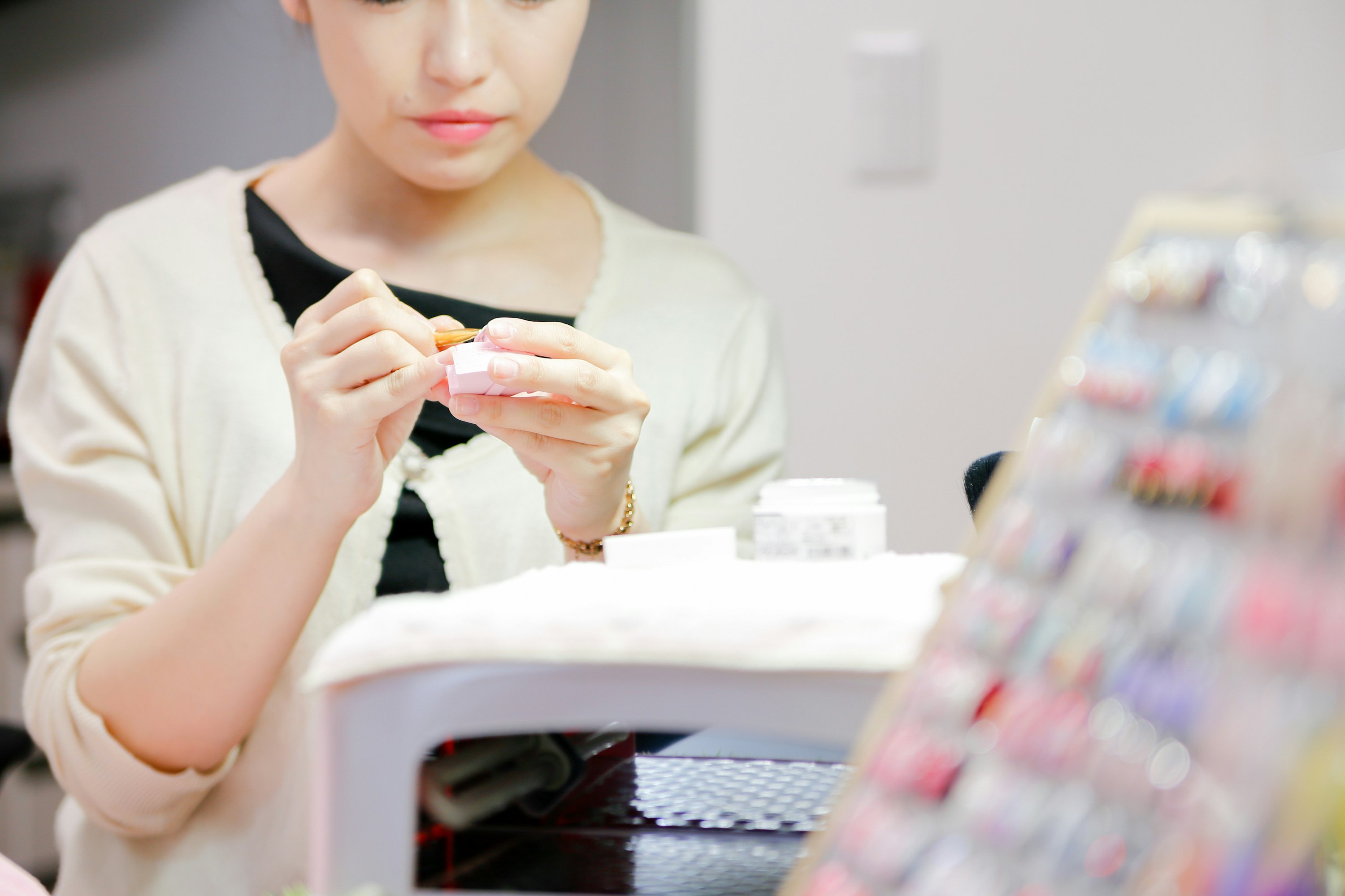 薬を取り出す手元のあるドラッグストアの店内