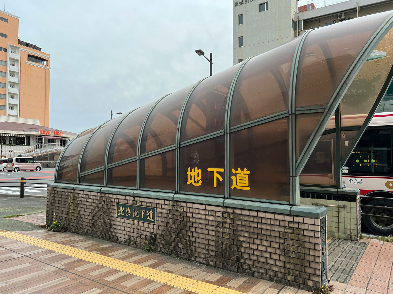 Pintu masuk ke jalan bawah tanah dengan desain modern