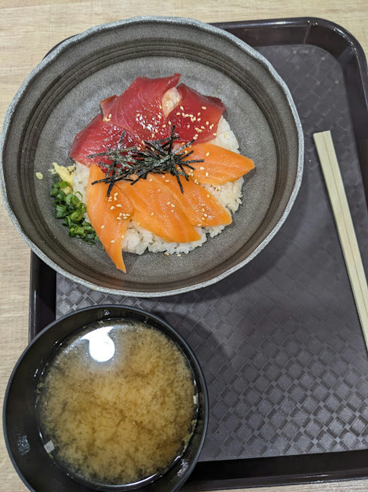 Lebhafter Sushi-Bowl mit Sashimi und Miso-Suppe