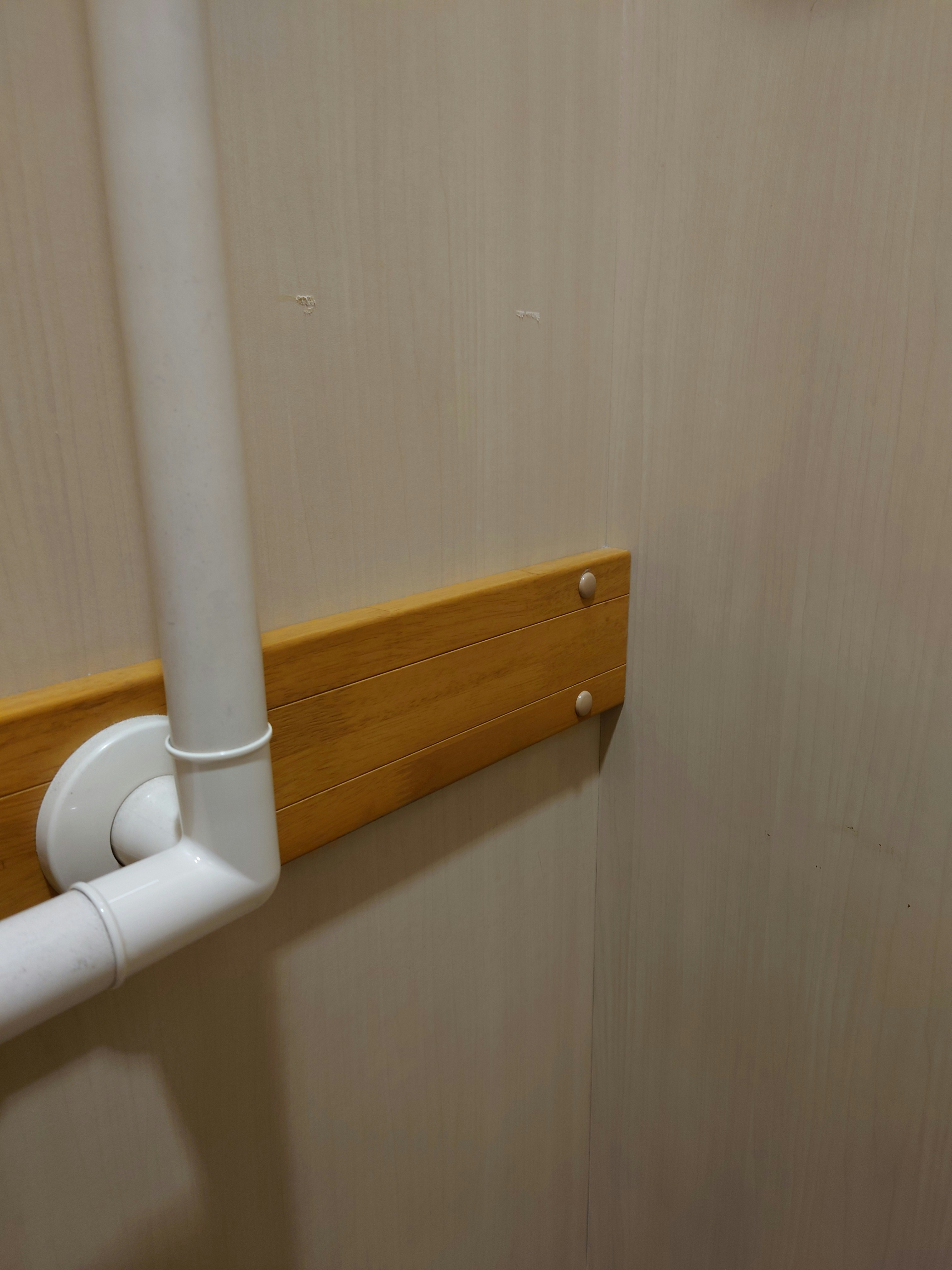 zona de baño interior con pared y tuberías