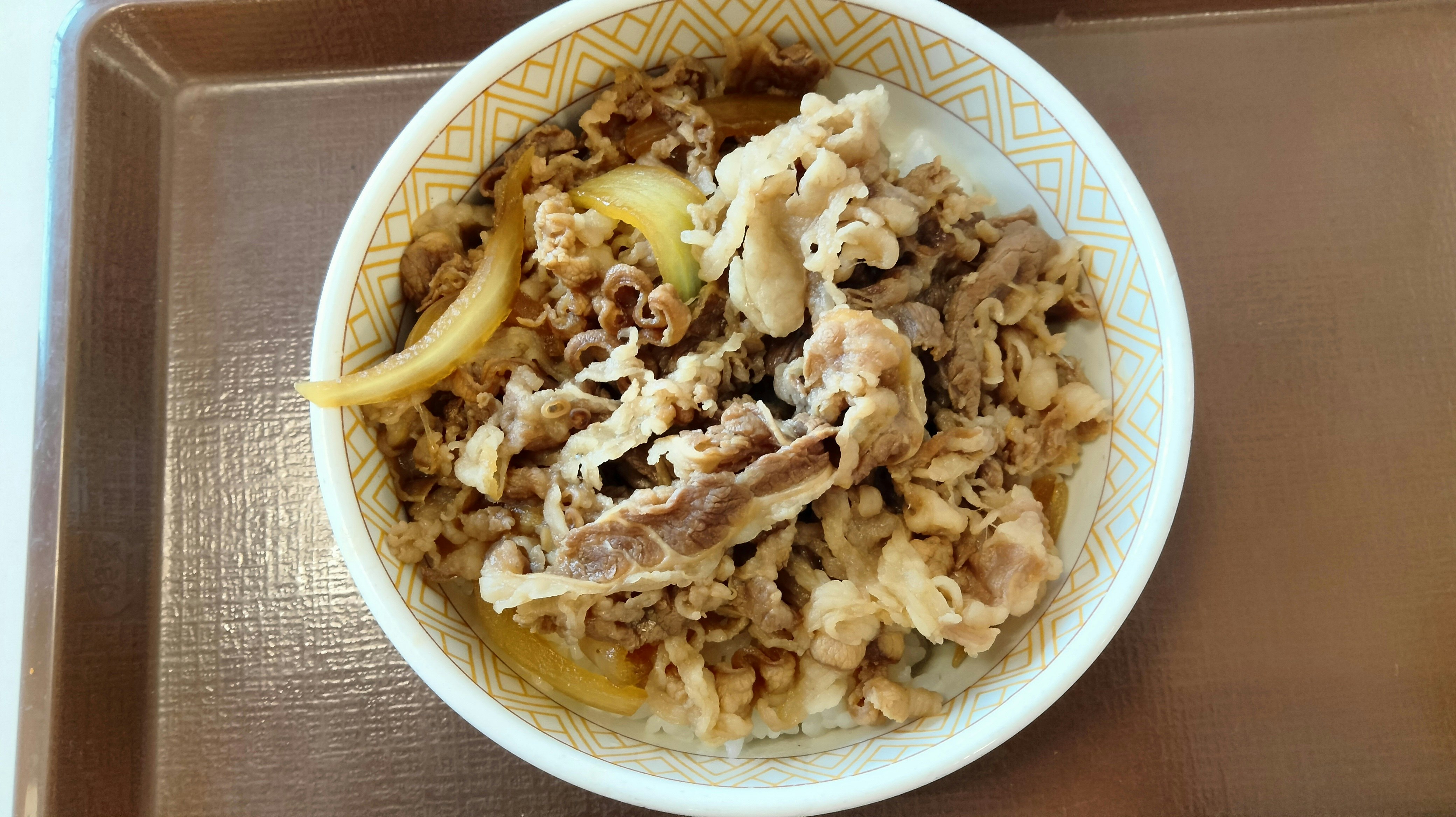 Schüssel mit Reisgericht mit Rindfleisch-Topping