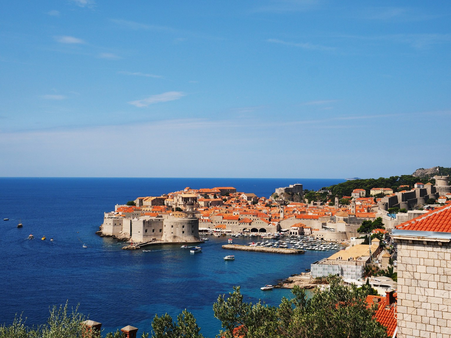 Panoramablick auf Dubrovnik mit blauem Meer und historischer Architektur