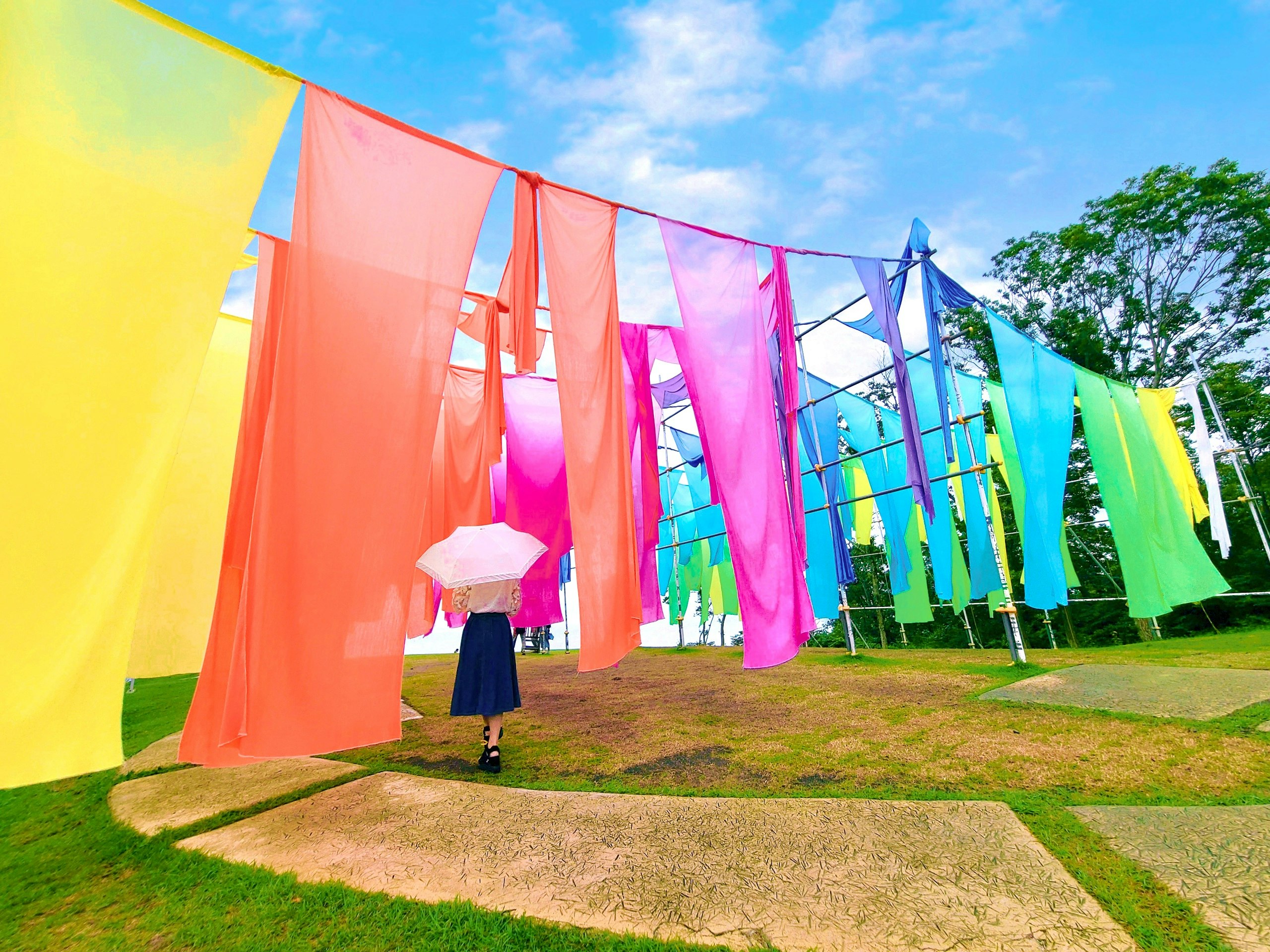 Décoration de drapeaux colorés sur une pelouse au Biwako Valley