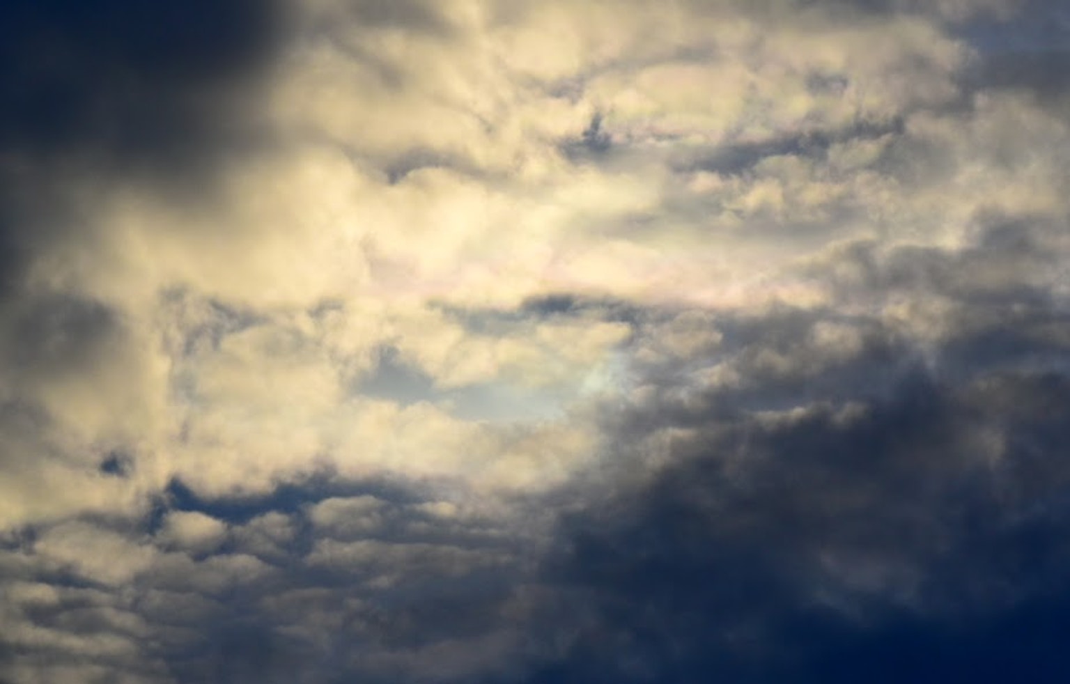 Cielo nublado con patrones y colores variados