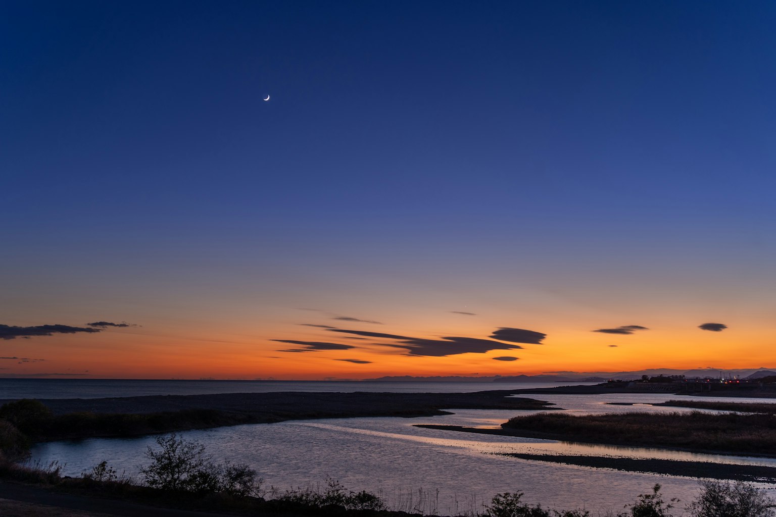Hermoso atardecer sobre un paisaje fluvial sereno