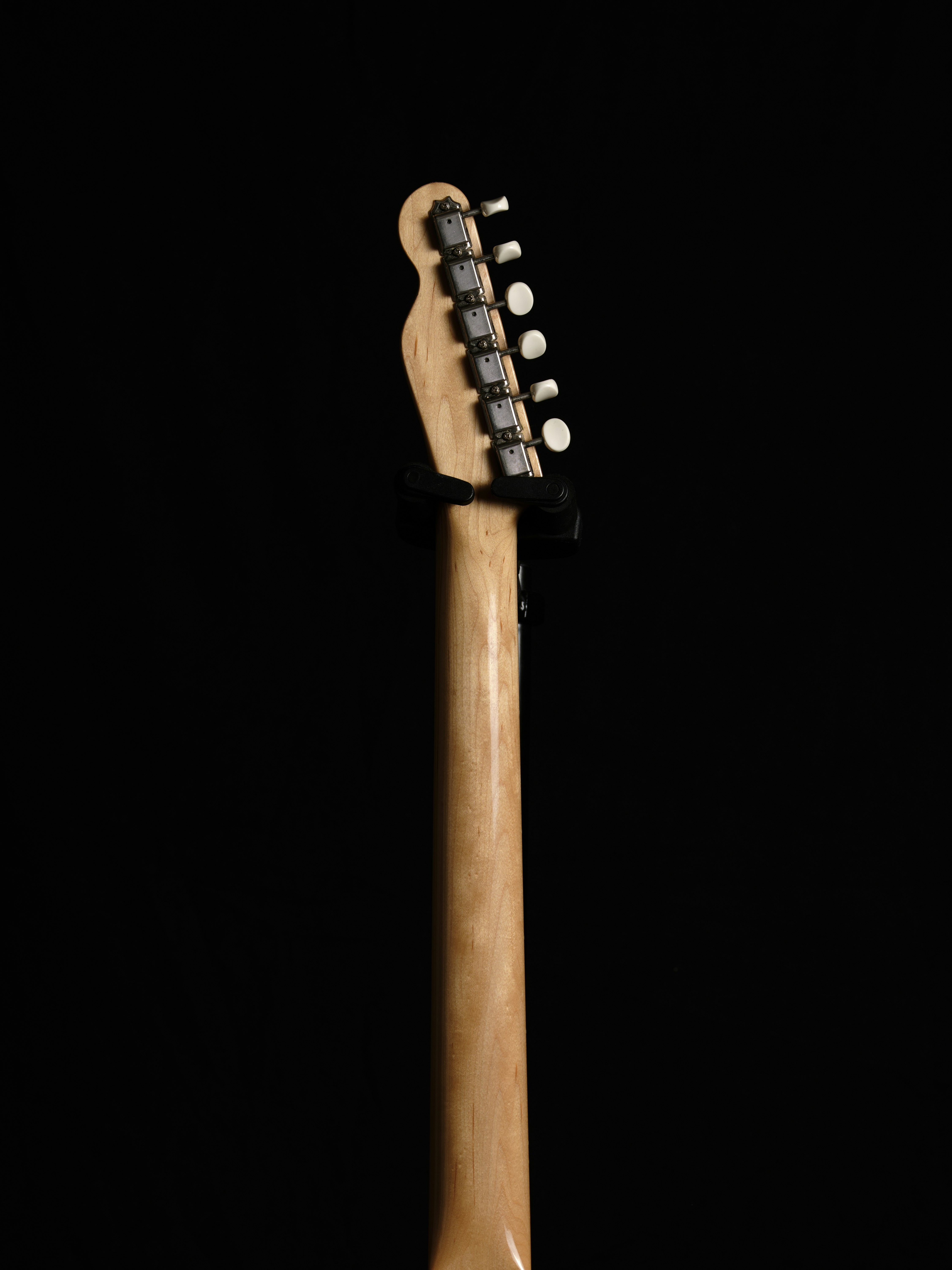 cần đàn guitar trên nền đen