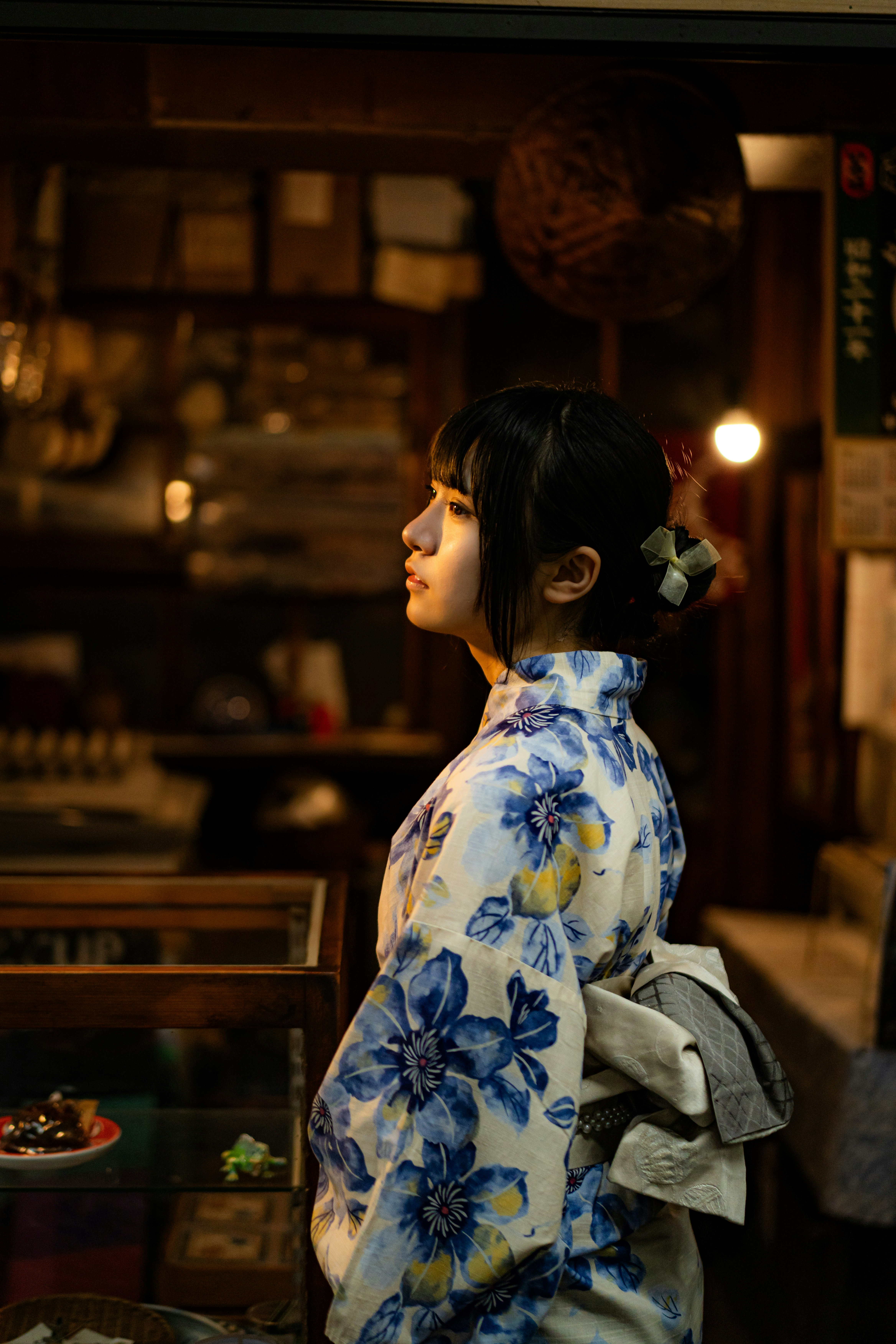 琥珀色の静寂を感じる喫茶店の店内で横向きの少女