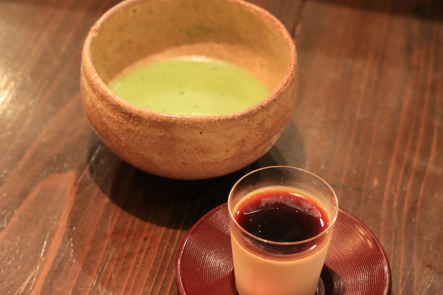 Bol de matcha et dessert sur une table en bois