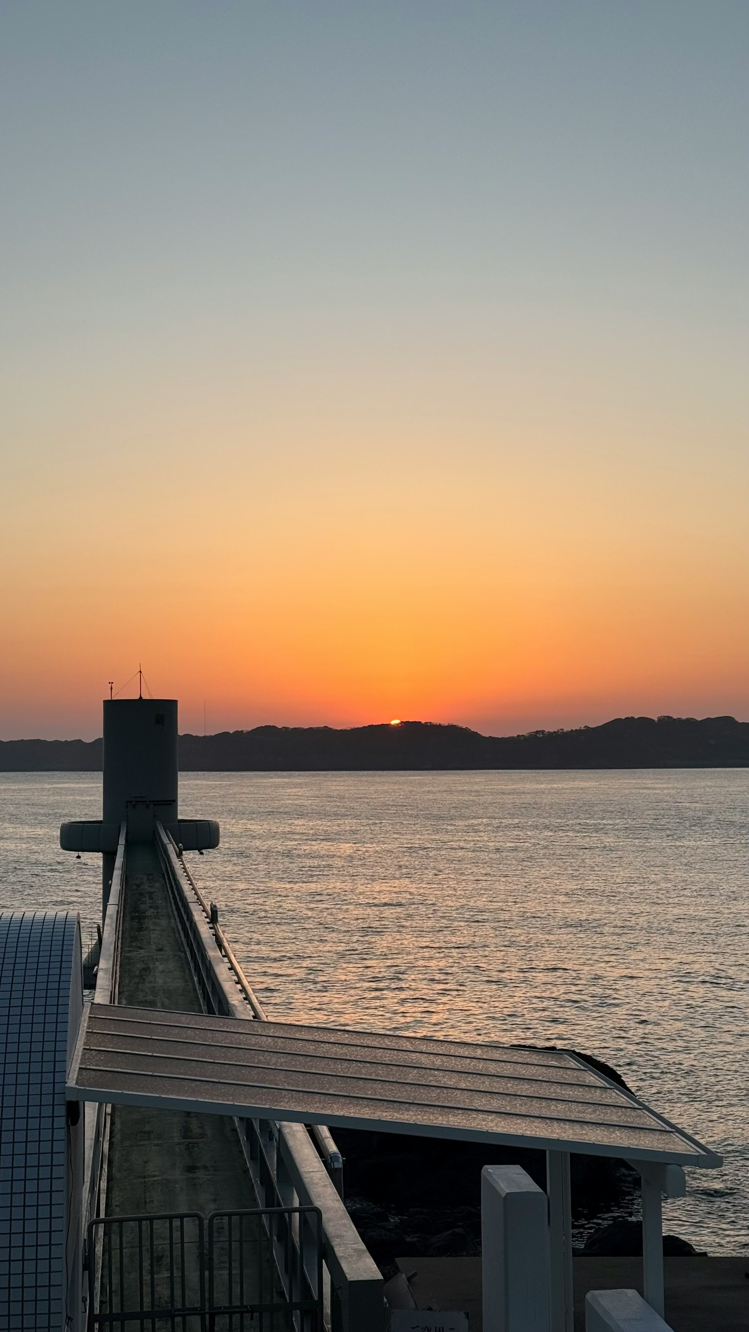 宁静的码头景色,日落映在水面上