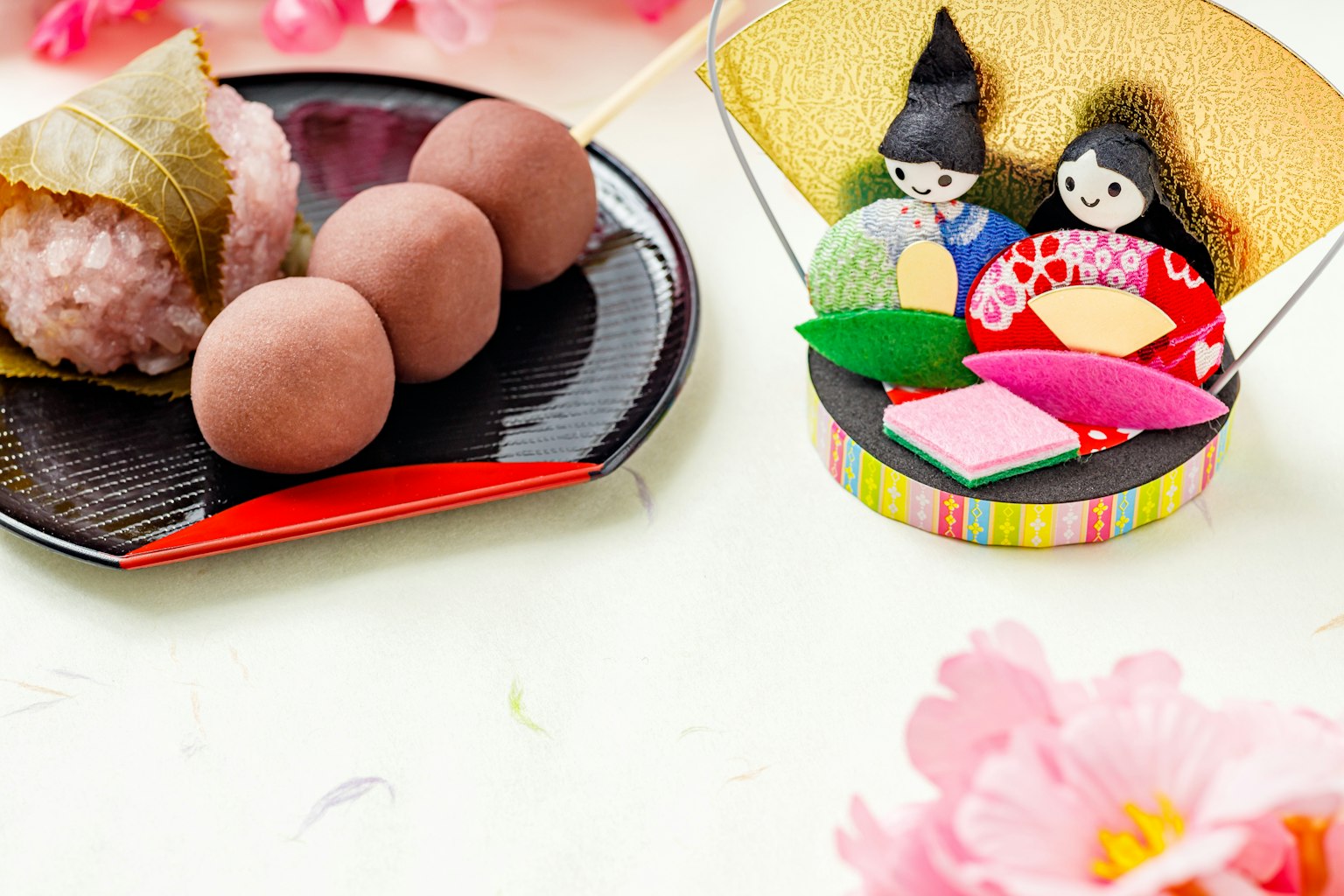 Bàn đẹp với bánh ngọt truyền thống Nhật Bản và trang trí búp bê hina