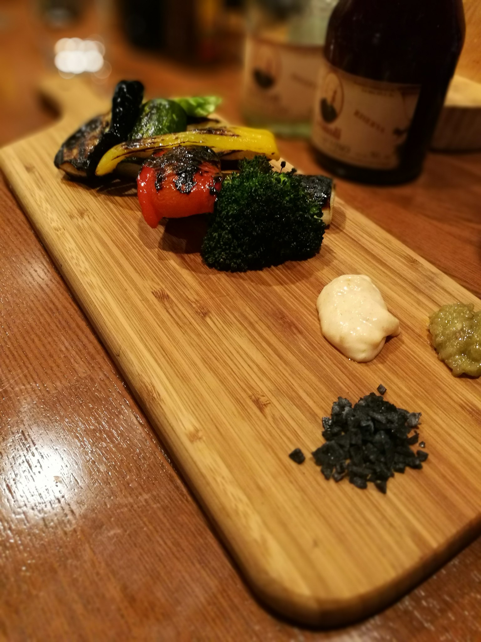 木板上摆放的多彩蔬菜和调味品