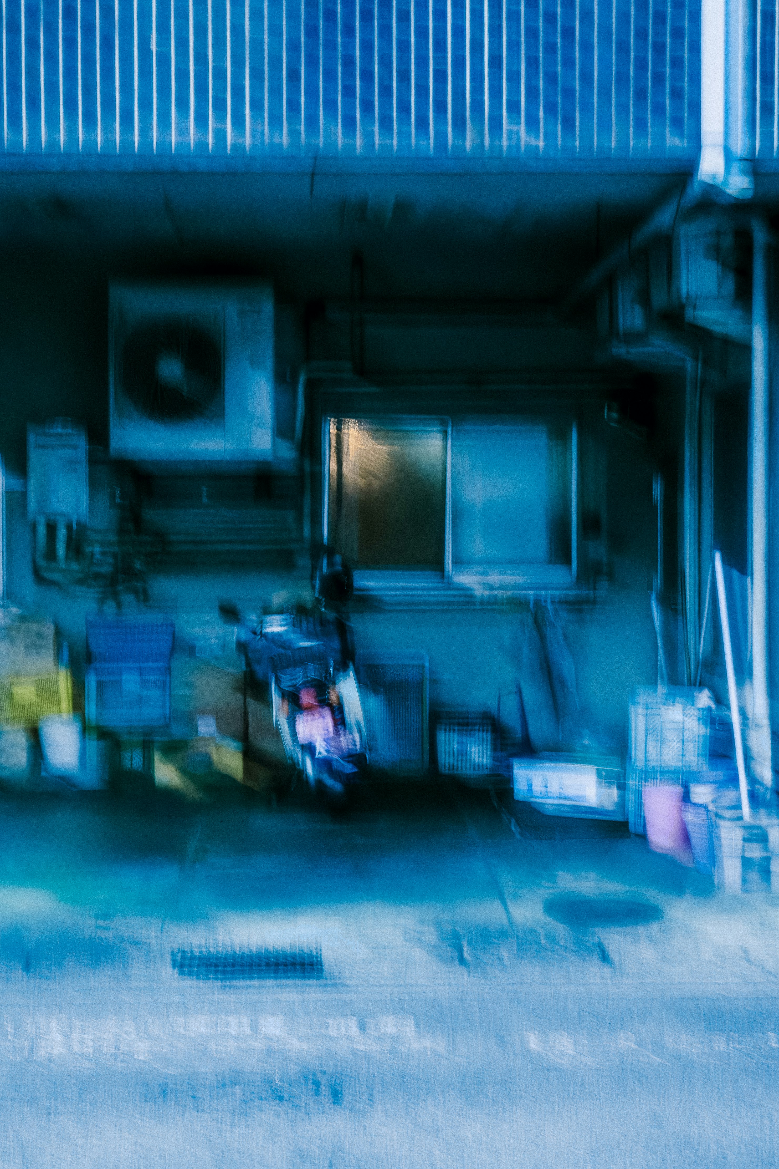 ruang kantor dalam ruangan dengan pencahayaan biru