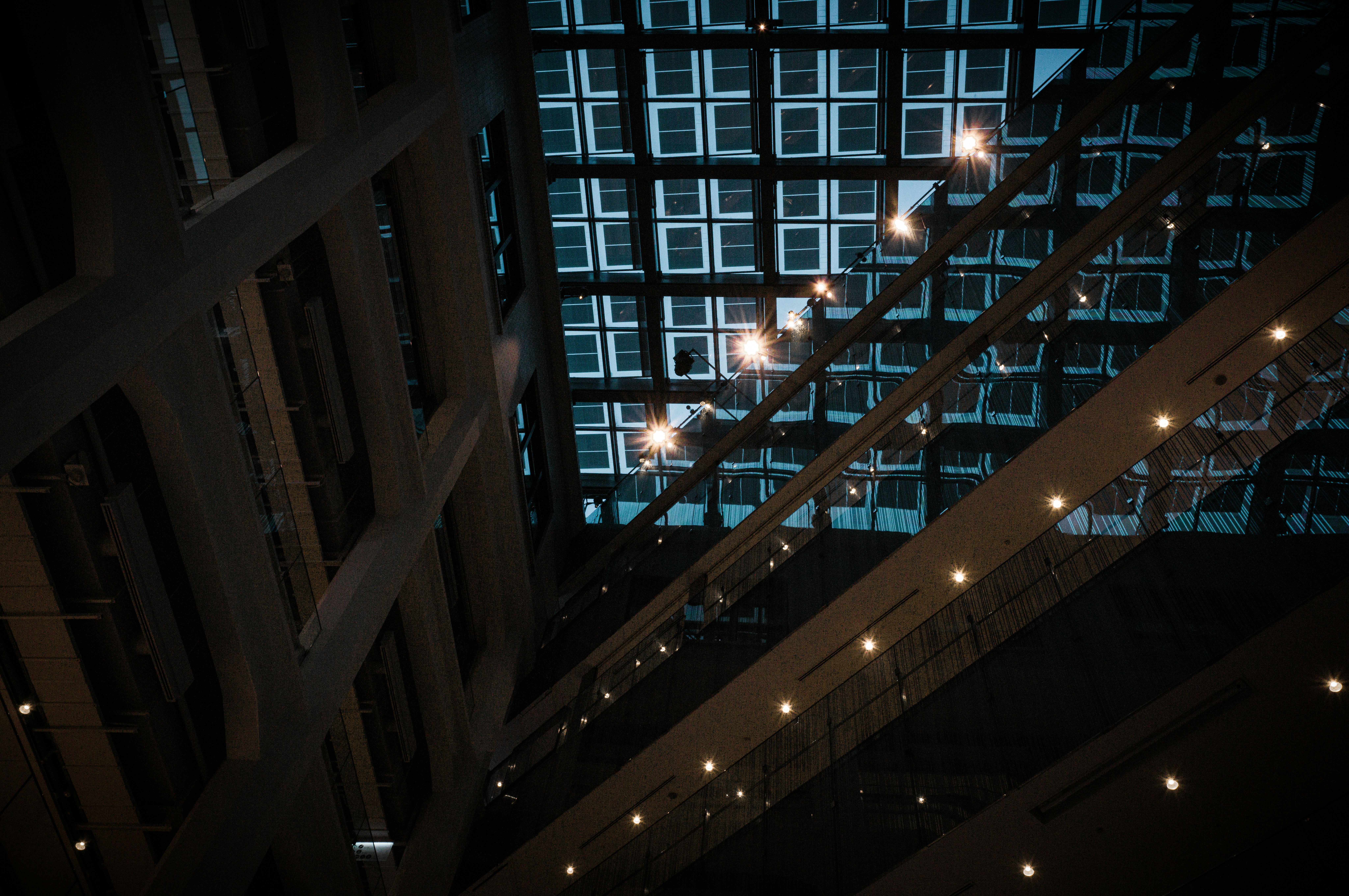 夜晚高楼的网格状立面与路灯光线交错的景象
