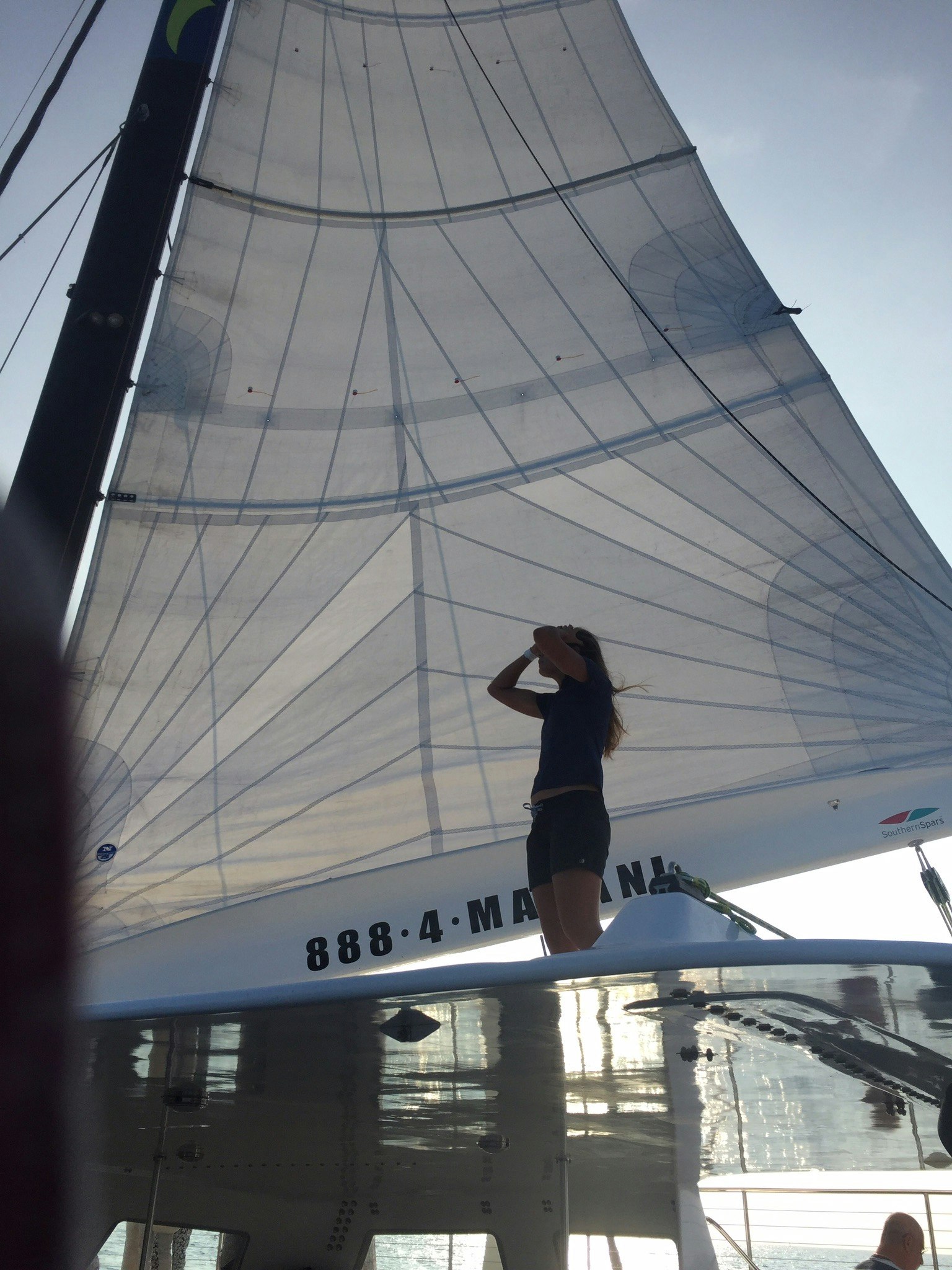 Eine Frau, die auf einem Boot beim Segeln posiert