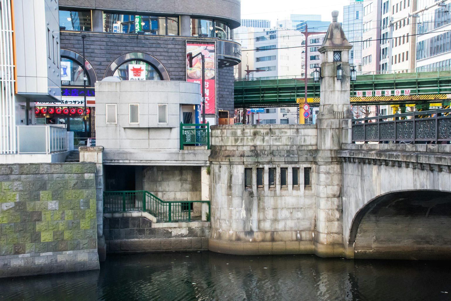 ทิวทัศน์เมืองที่มีสถาปัตยกรรมสมัยใหม่และสะพานประวัติศาสตร์