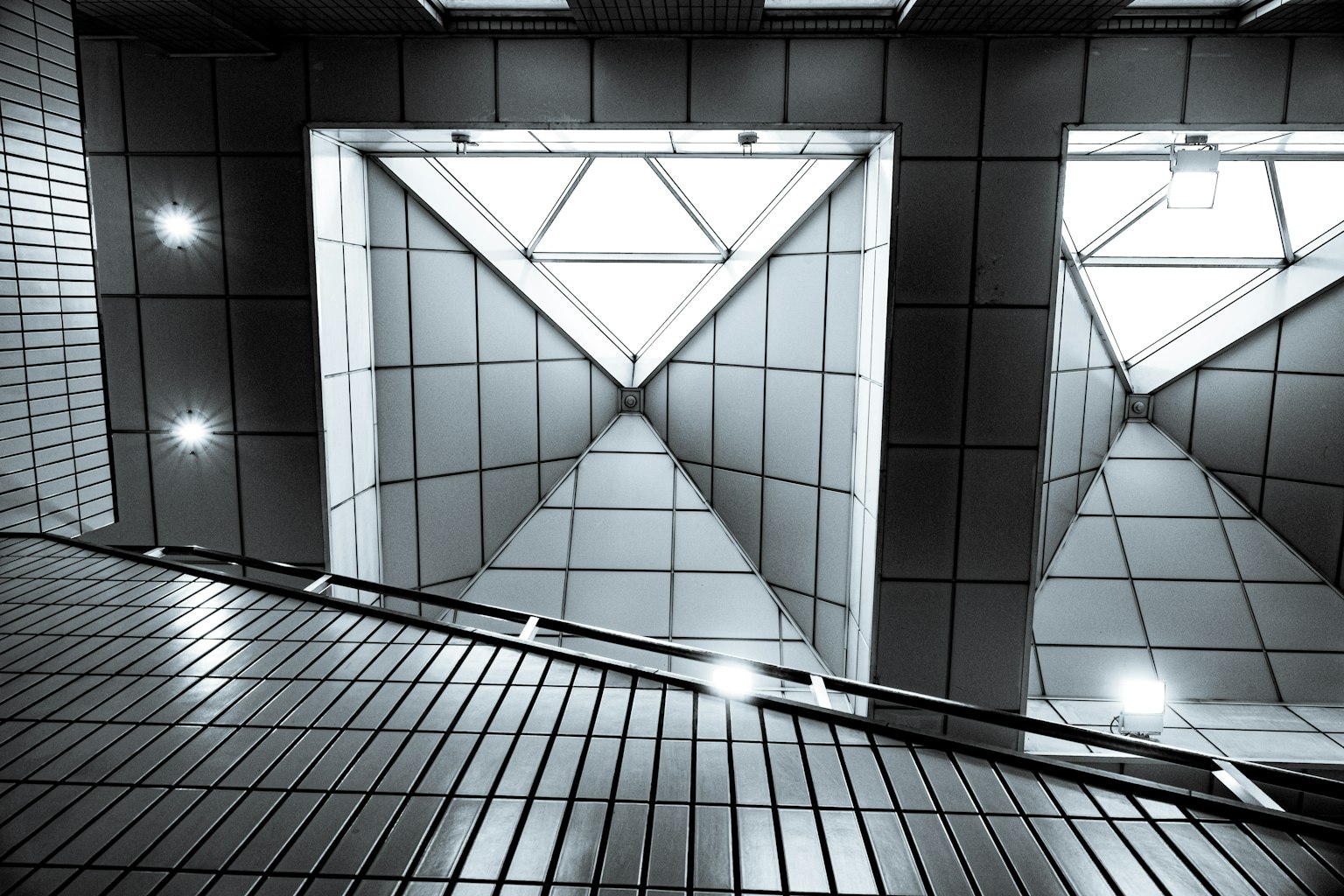 Vue de la conception architecturale intérieure moderne depuis un angle du plafond