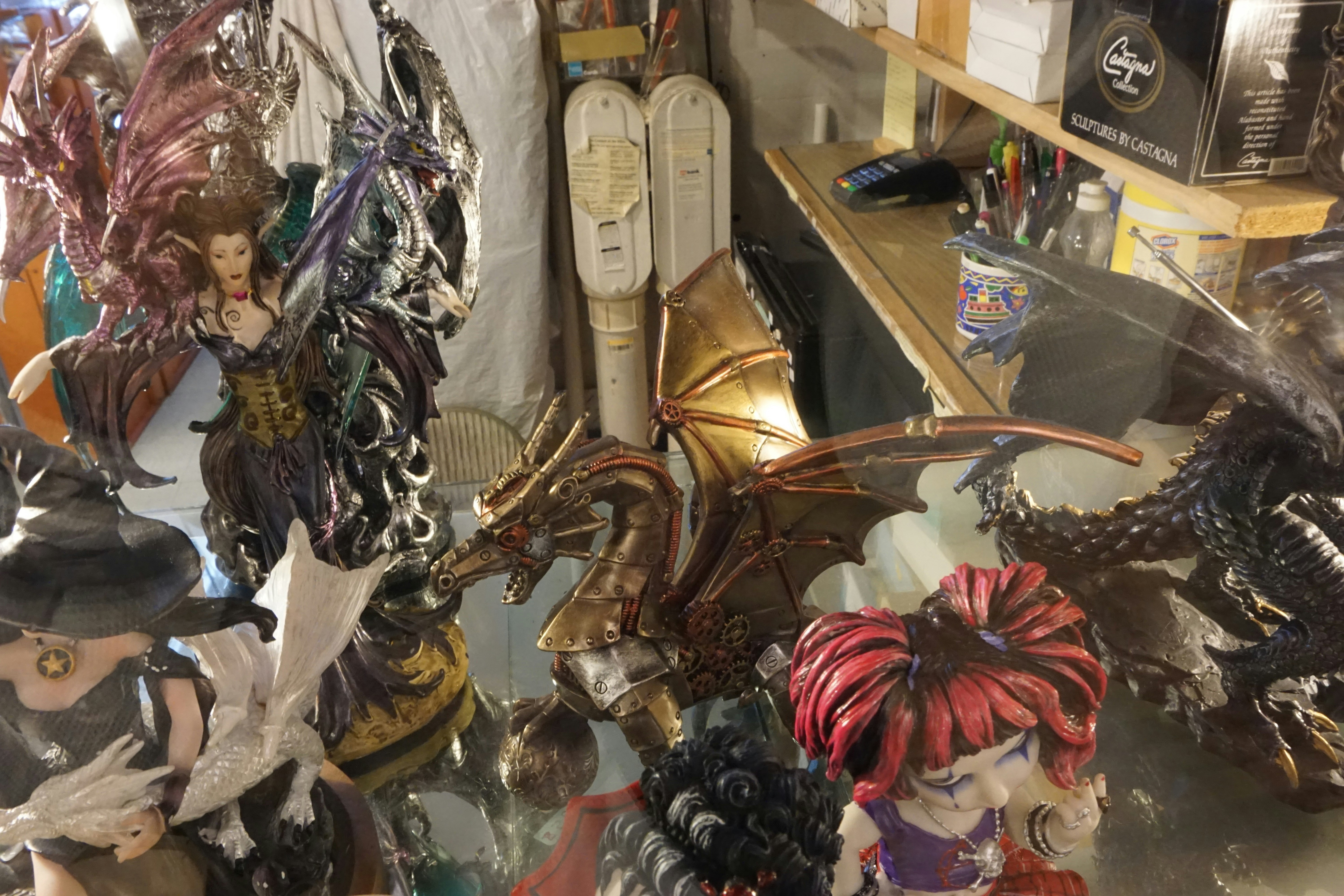 フィギュアや鎧のような装飾が並ぶコレクション棚
