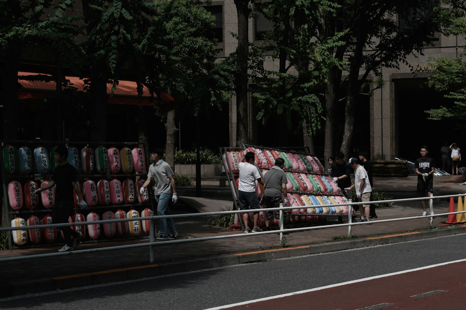 Des personnes manipulant des tissus colorés dans un cadre urbain