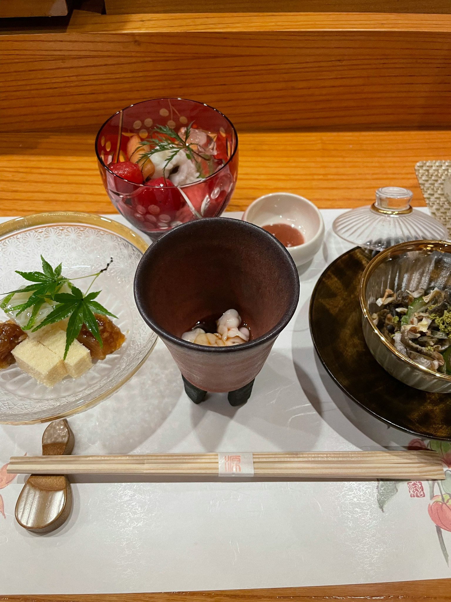 Assiette de cuisine japonaise magnifiquement présentée