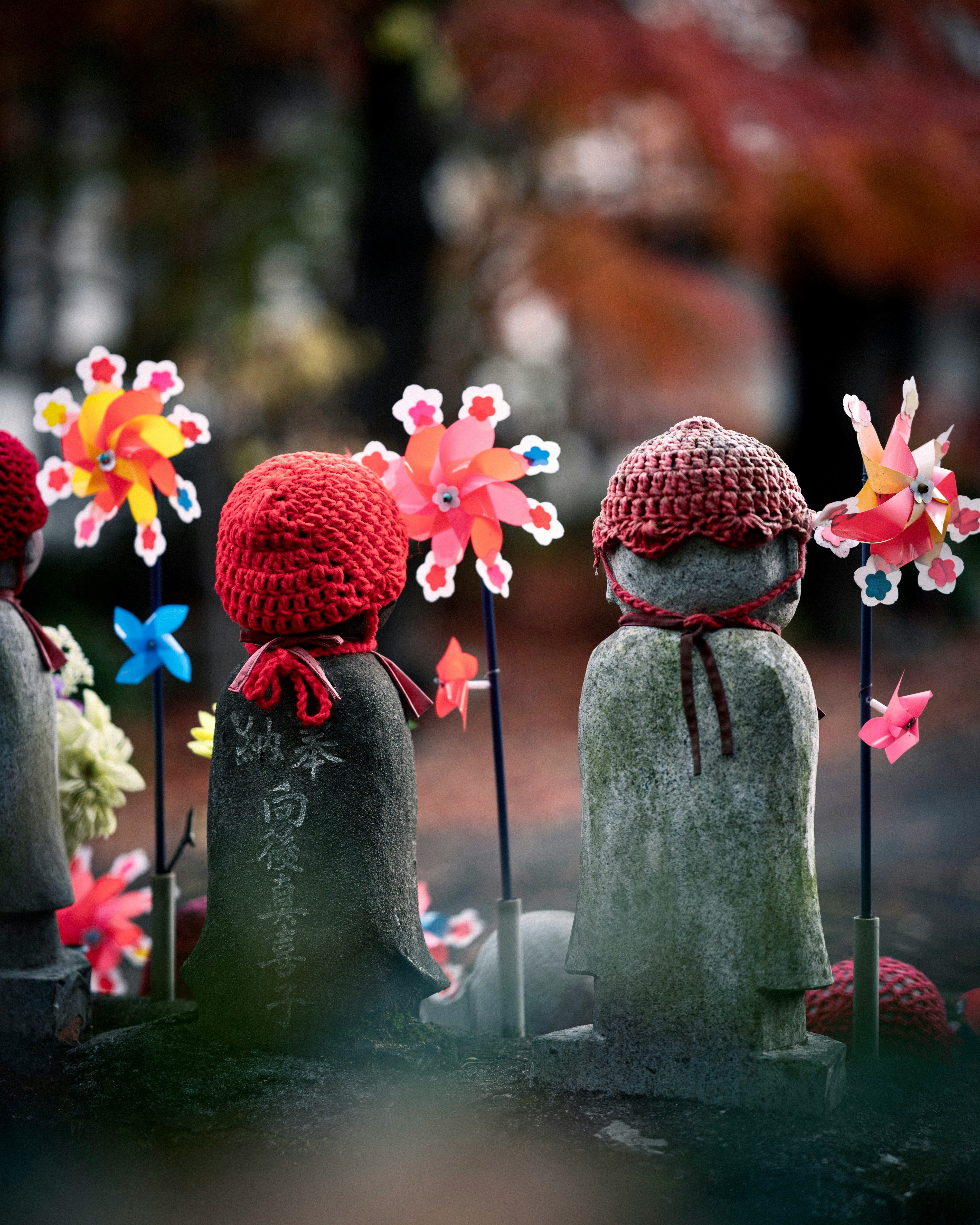 premier plan d’une tombe avec des fleurs et des décorations en origami