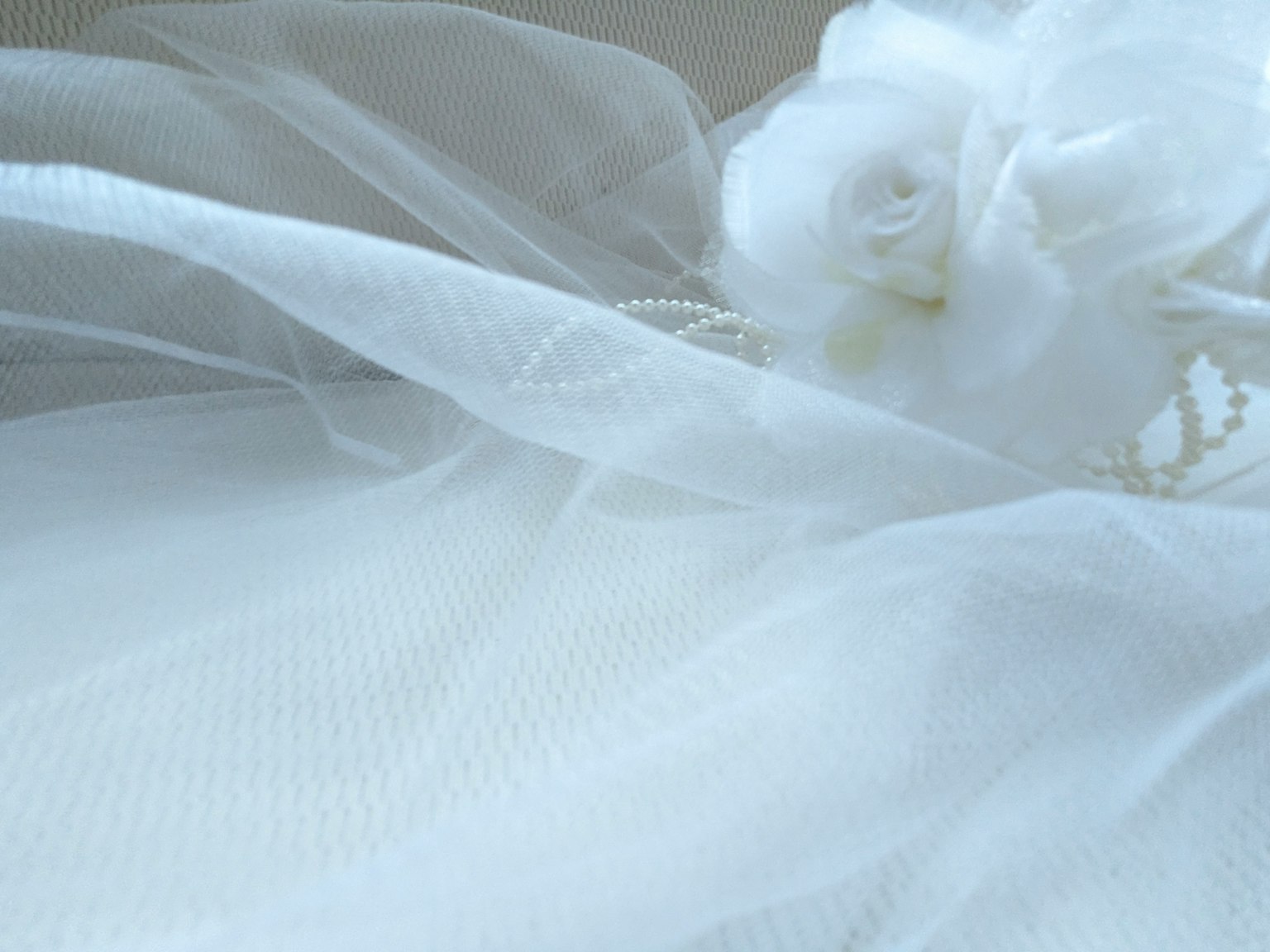 Détail magnifique d'une robe de mariée avec de la tulle blanche et une fleur