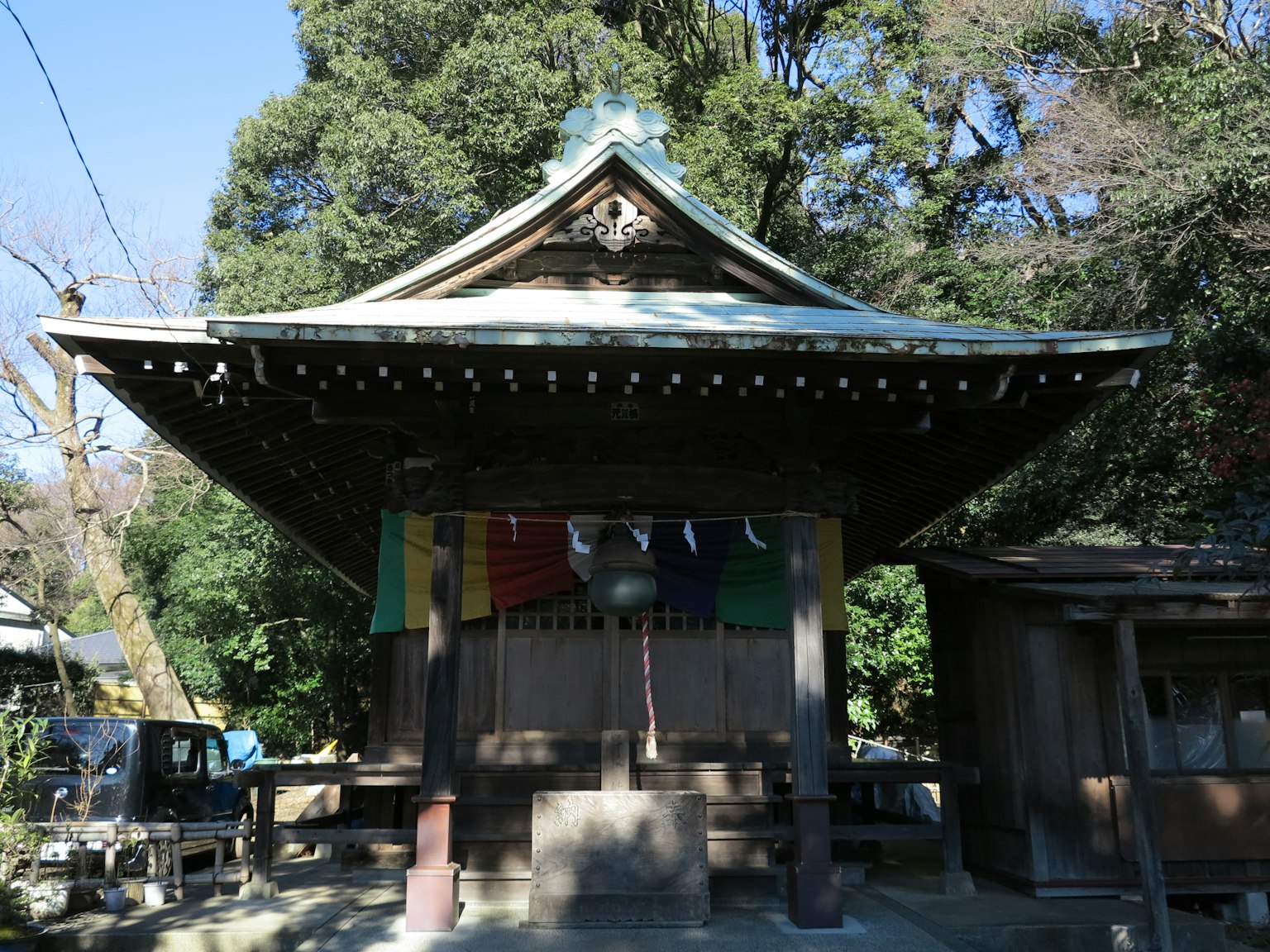 被树木环绕的传统神社建筑