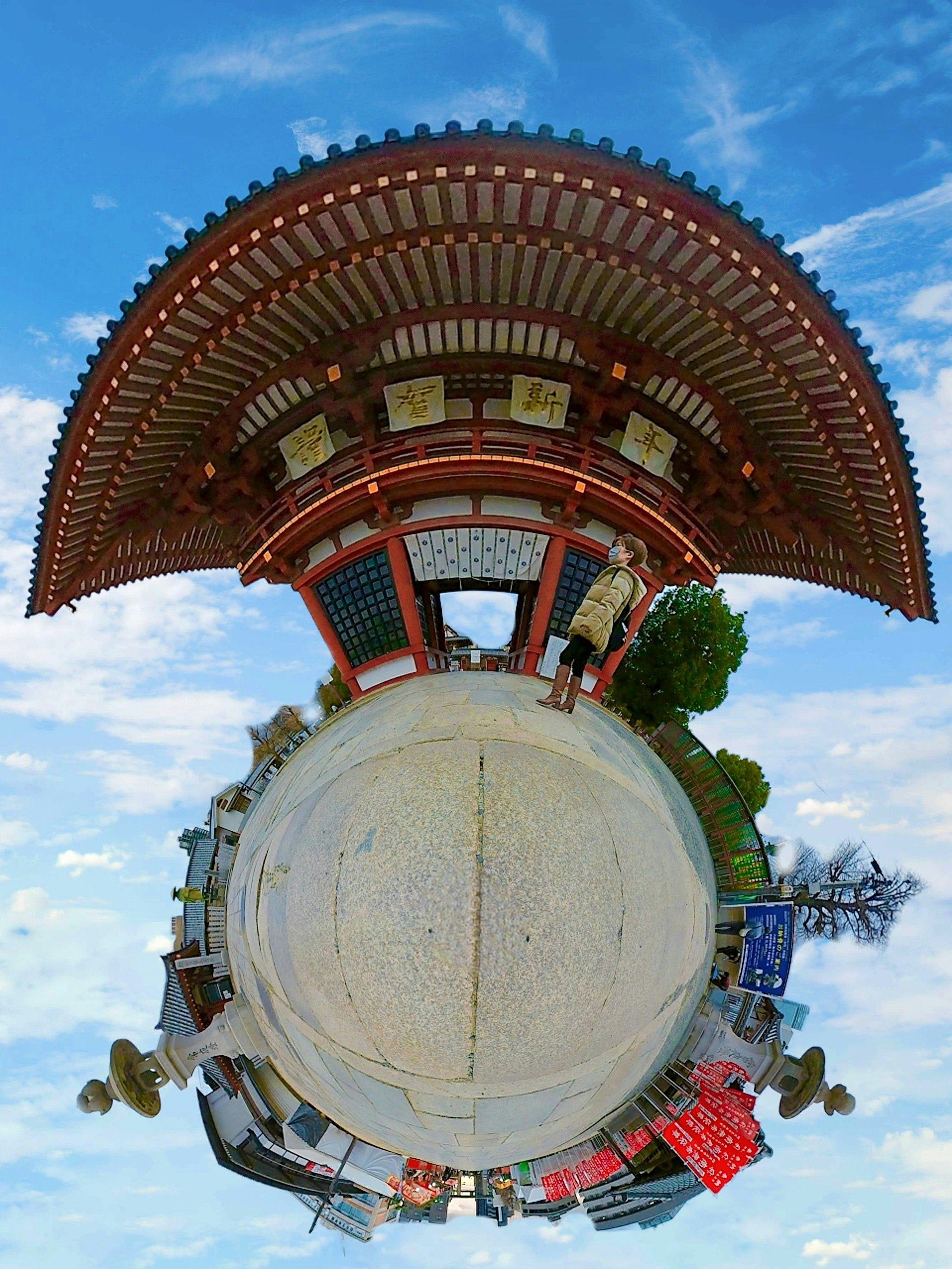 青空の下の円形アーチと建物の外観