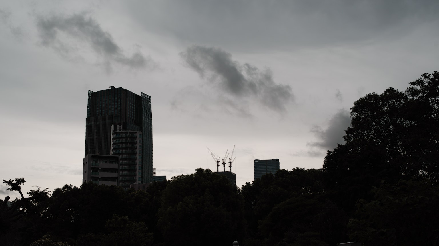 Silhouette de gratte-ciels sous un ciel nuageux