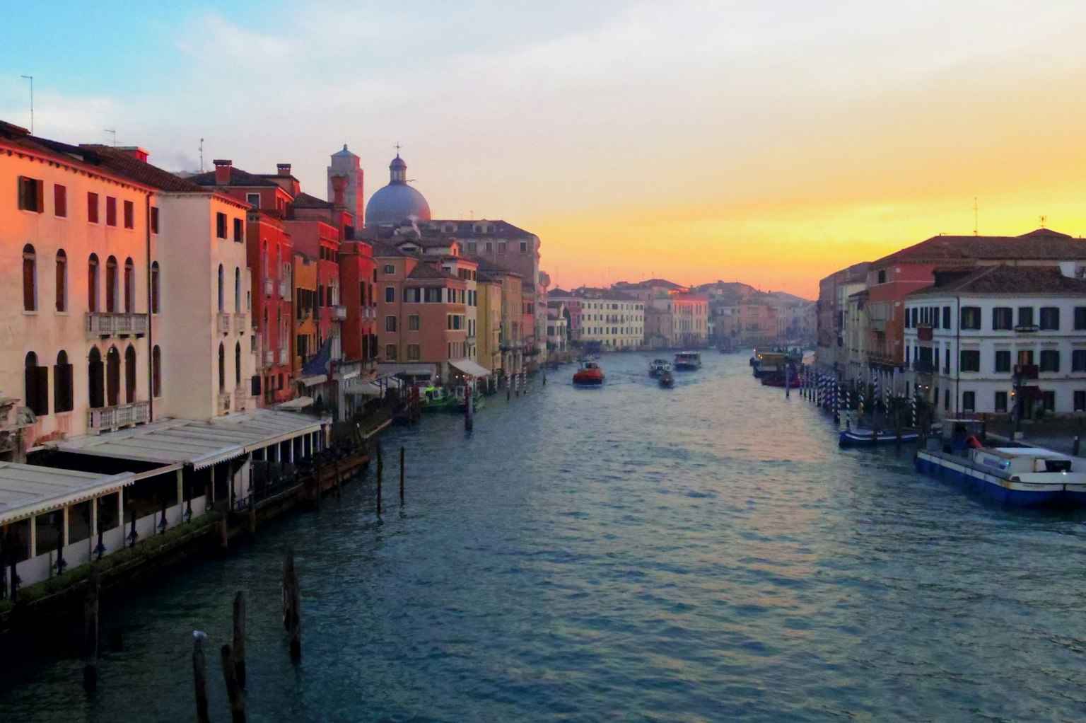 日落时分威尼斯运河旁的多彩建筑