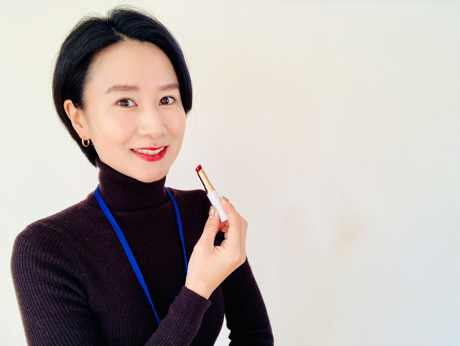 입술을 들고 미소 짓고 있는 여성
