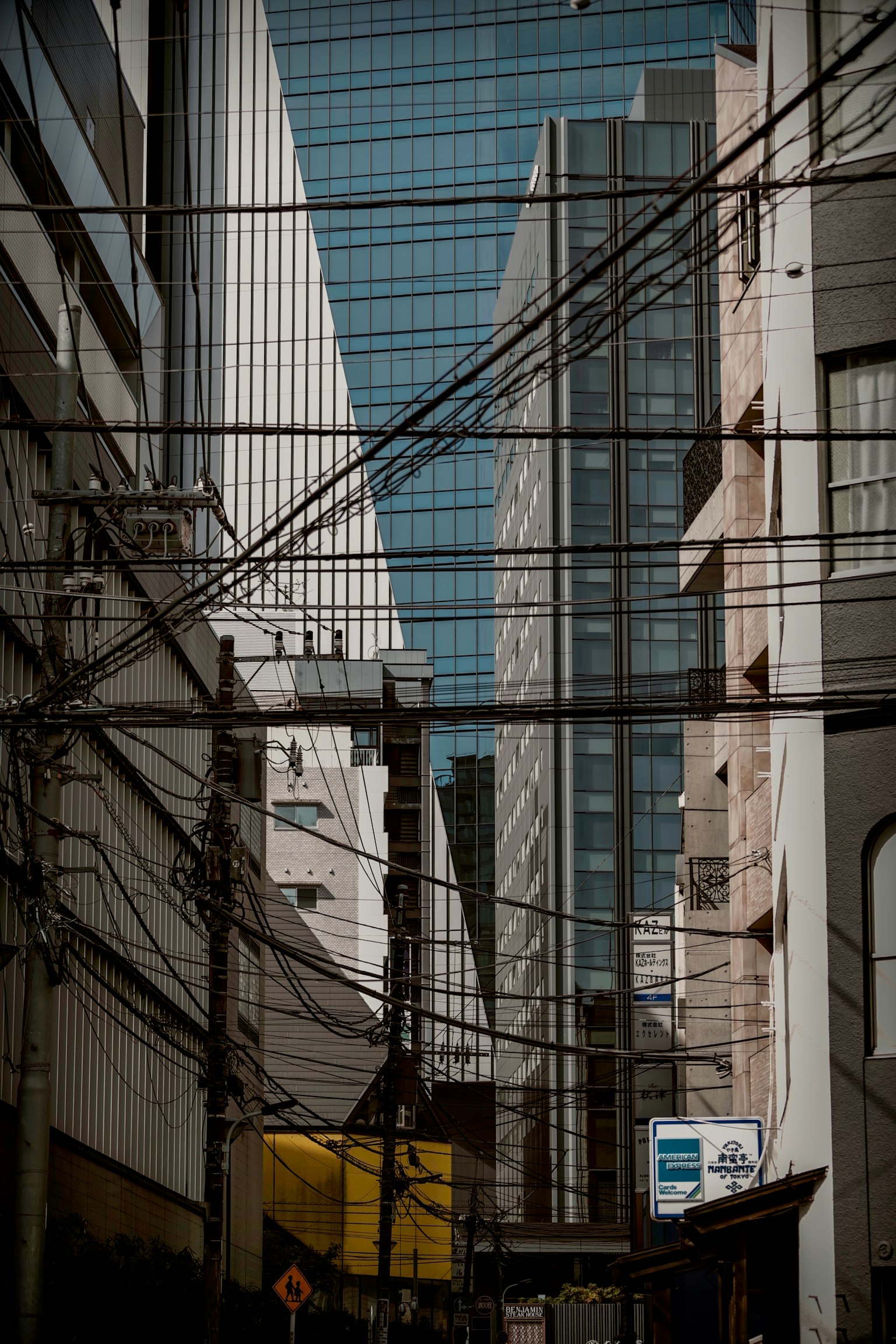 Paisaje urbano con rascacielos y líneas eléctricas cruzadas