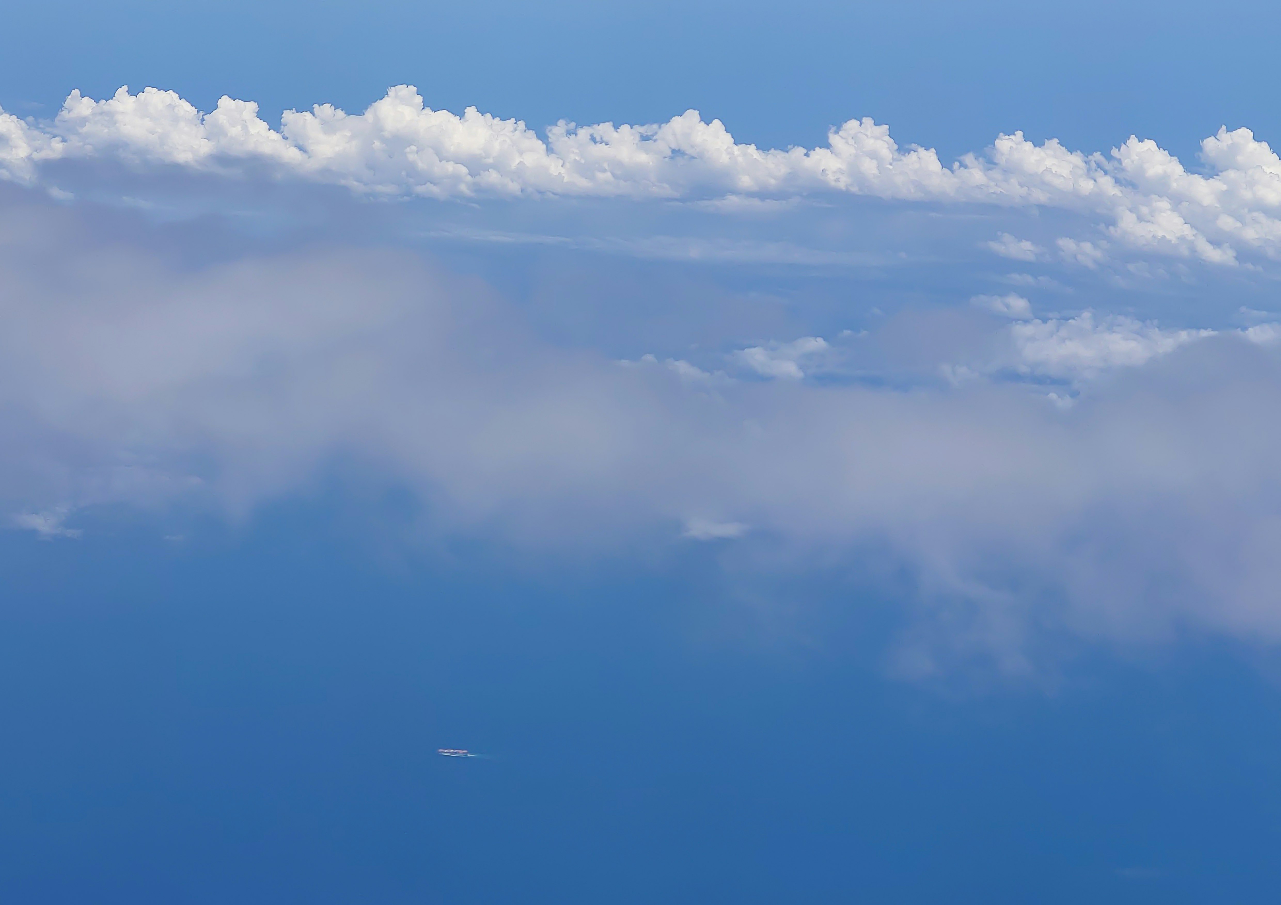 青い海と白い雲が広がる空の風景