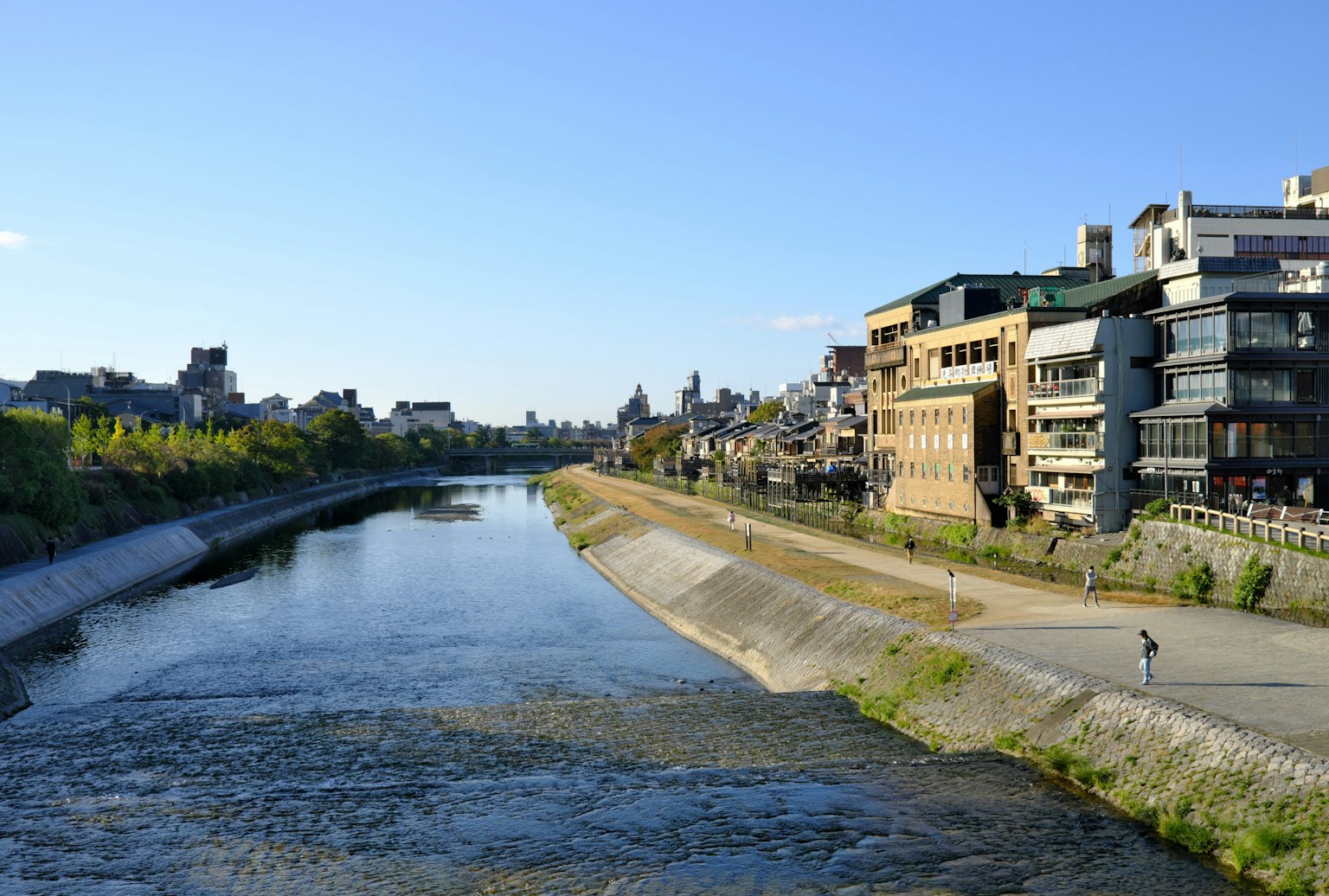 Un fiume tranquillo con edifici lungo la riva